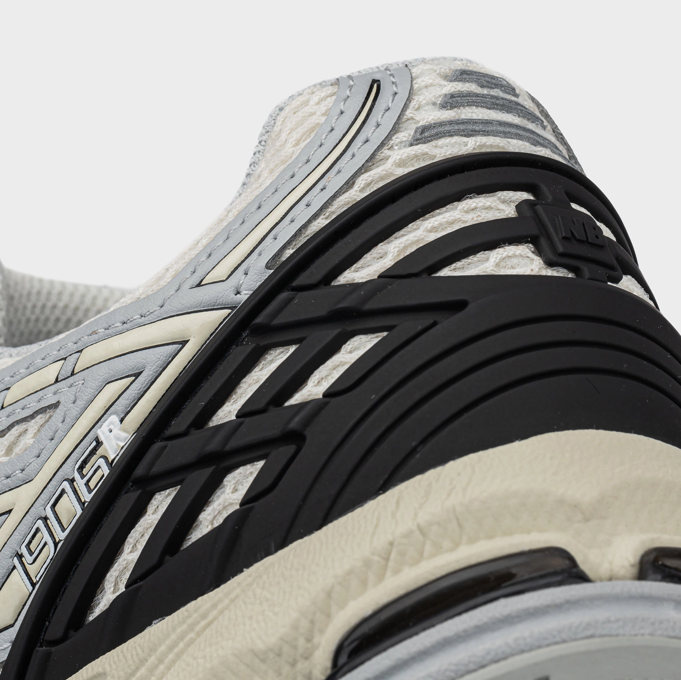 1906R Mens Running Shoes (Beige/Light Grey/White) Retro-inspired trainers