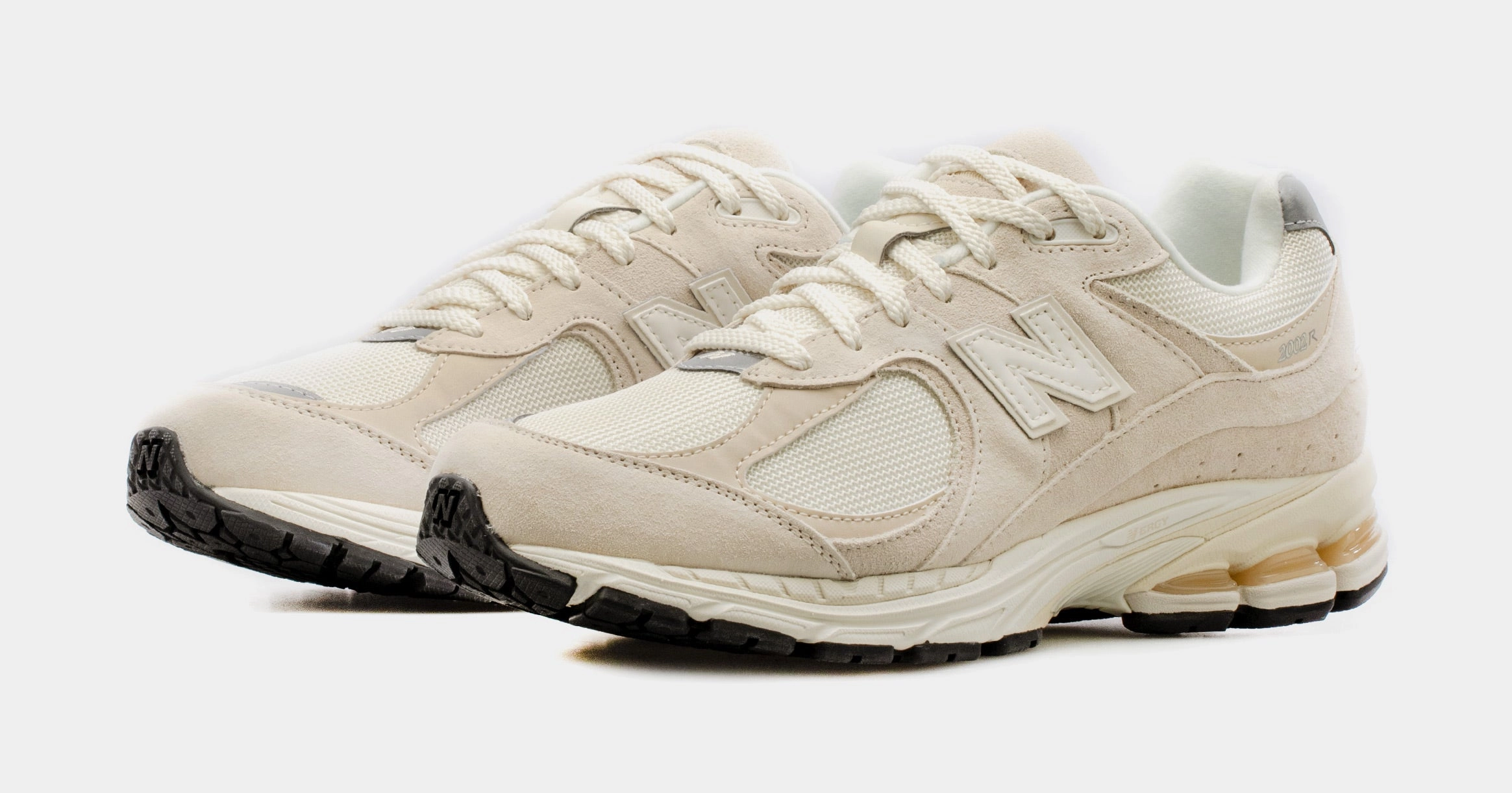 2002R Mens Lifestyle Shoes (Calm Taupe/Silver) Modern performance sneakers