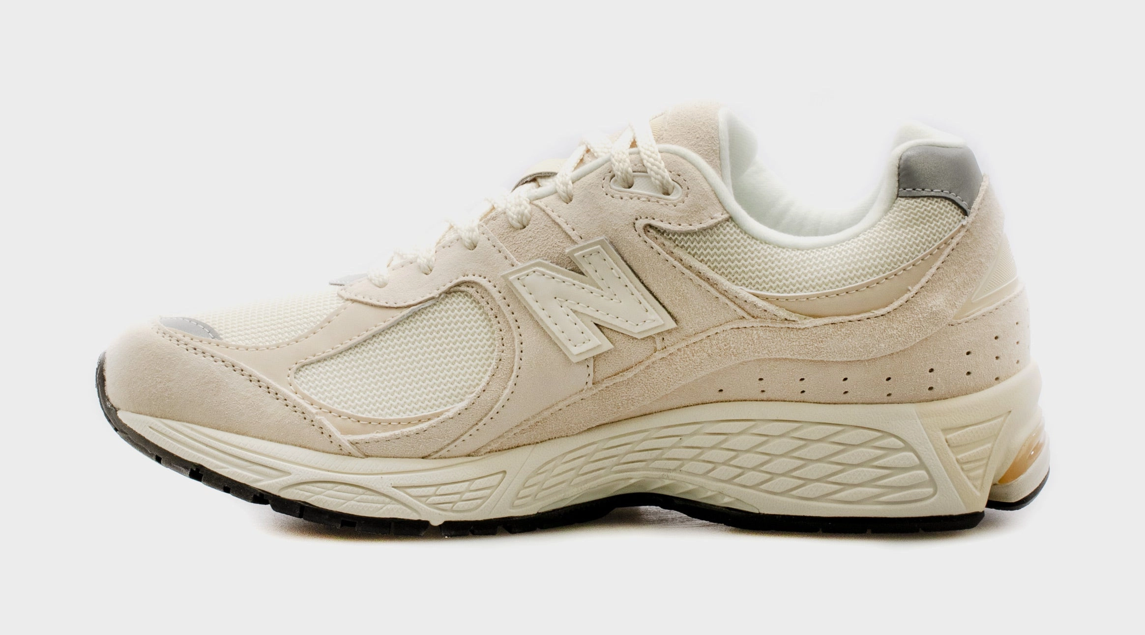 2002R Mens Lifestyle Shoes (Calm Taupe/Silver) Modern performance sneakers
