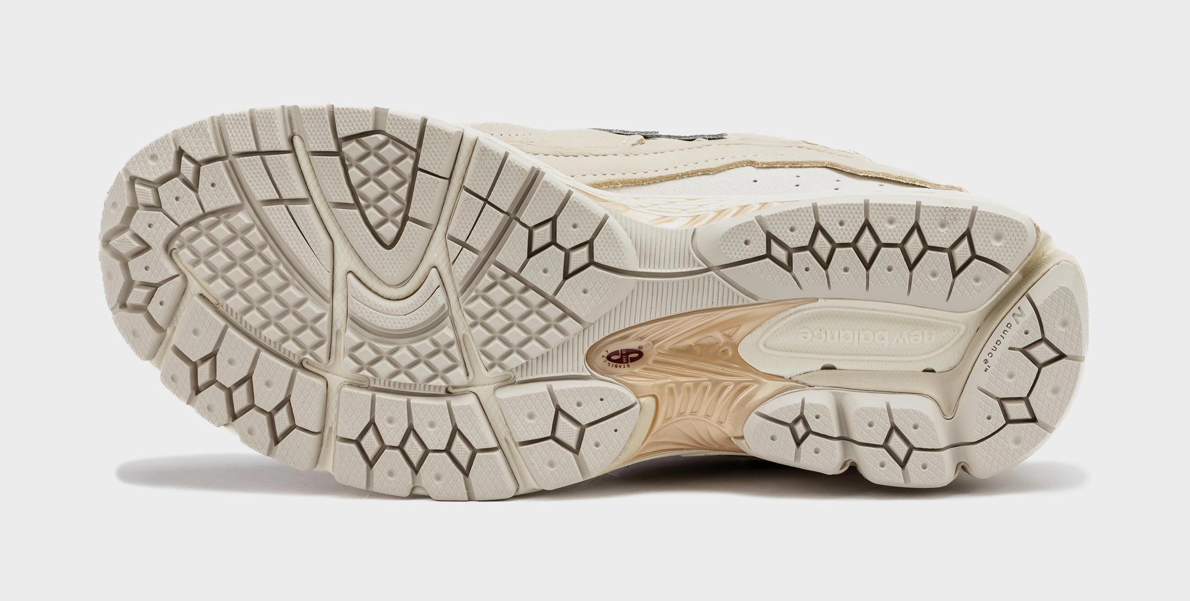 2002R Mens Running Shoes (Sandstone) Modern performance sneakers