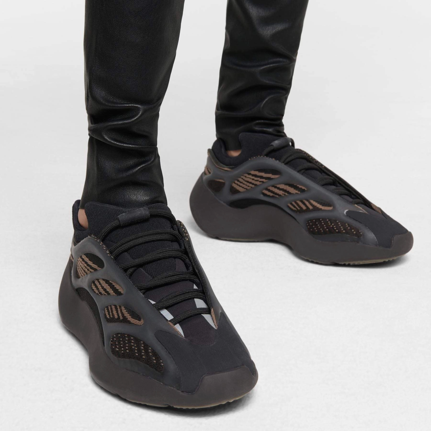 adidas Yeezy 700 V3 'Clay Brown' Yeezy futuristic fashion sneakers
