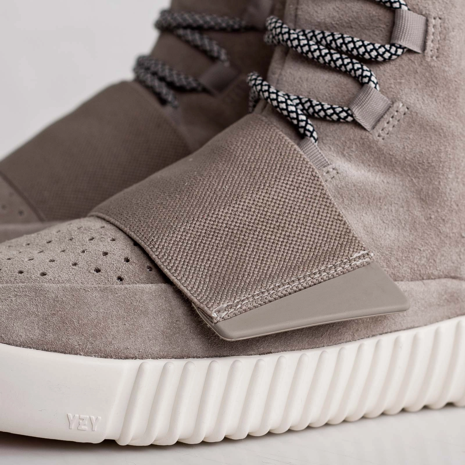 adidas Yeezy Boost 750 'OG' Yeezy futuristic fashion sneakers
