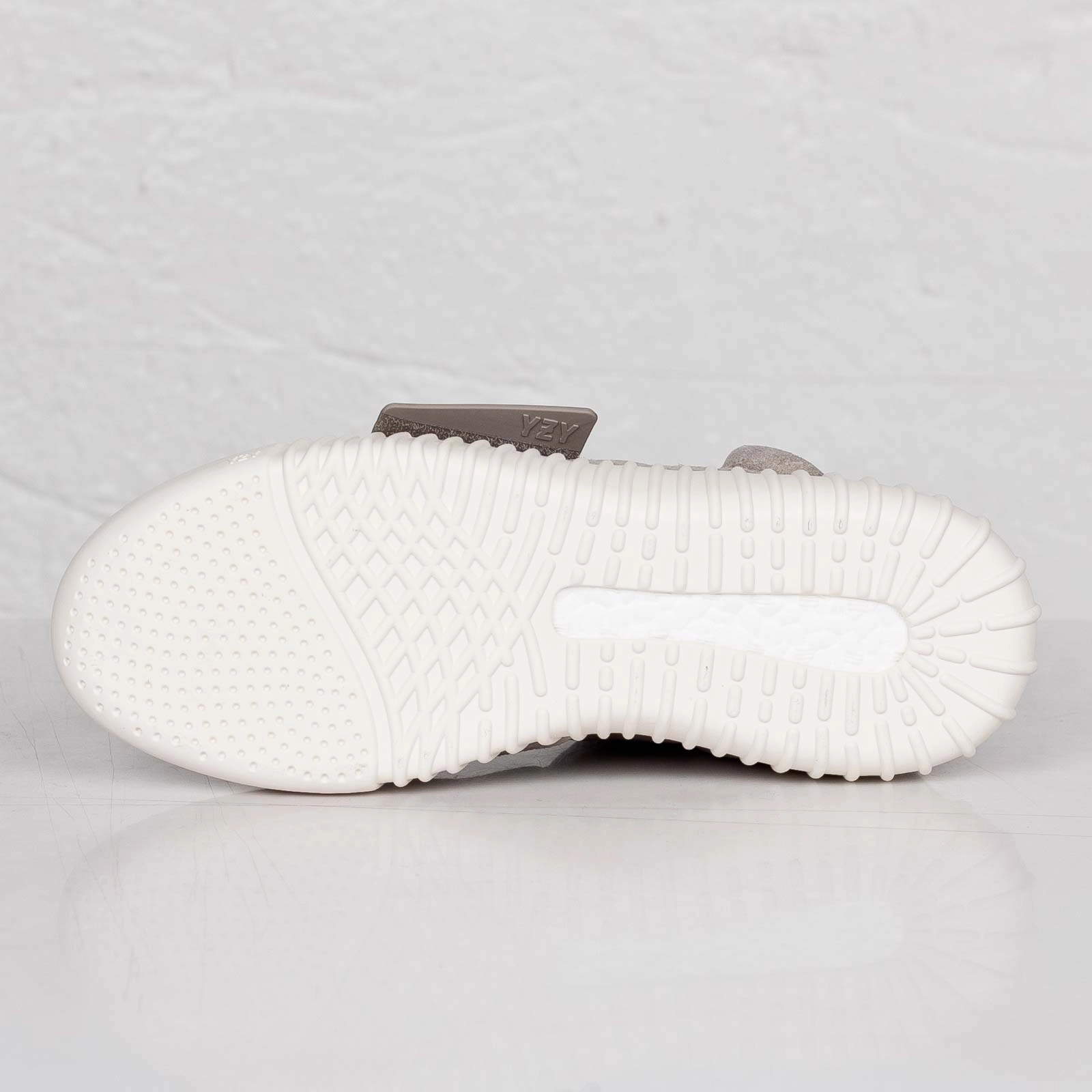 adidas Yeezy Boost 750 'OG' Yeezy futuristic fashion sneakers
