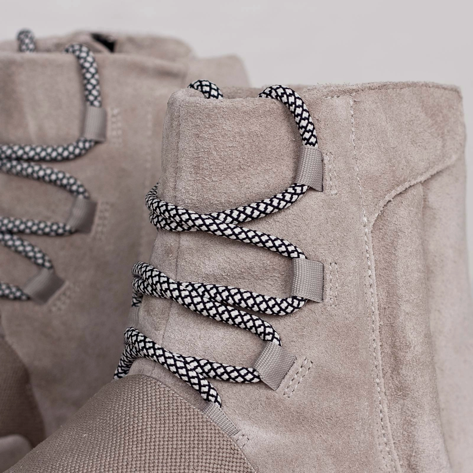 adidas Yeezy Boost 750 'OG' Yeezy futuristic fashion sneakers