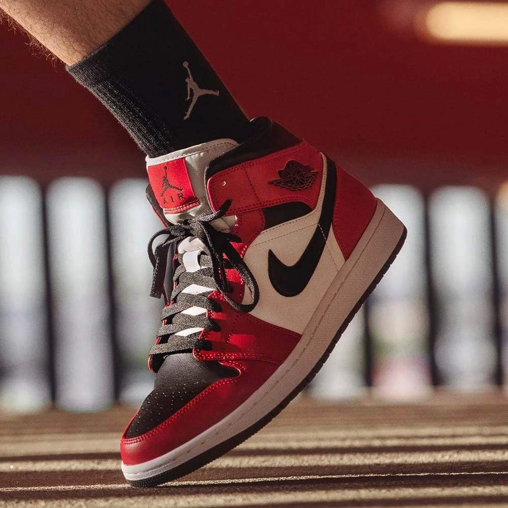 Air Jordan 1 Mid 'Chicago Black Toe' Air Jordan 1 Mid streetwear shoes