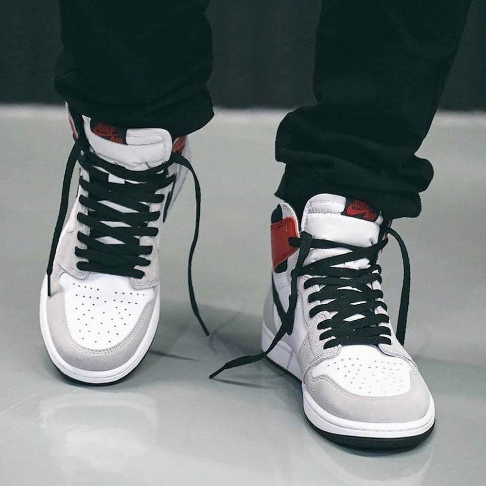 Air Jordan 1 Retro High OG 'Smoke Grey' Air Jordan 1 vintage style sneakers