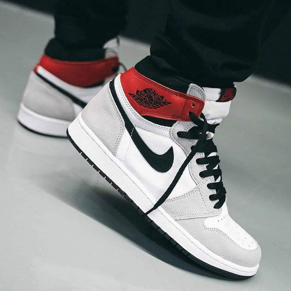 Air Jordan 1 Retro High OG 'Smoke Grey' Air Jordan 1 vintage style sneakers