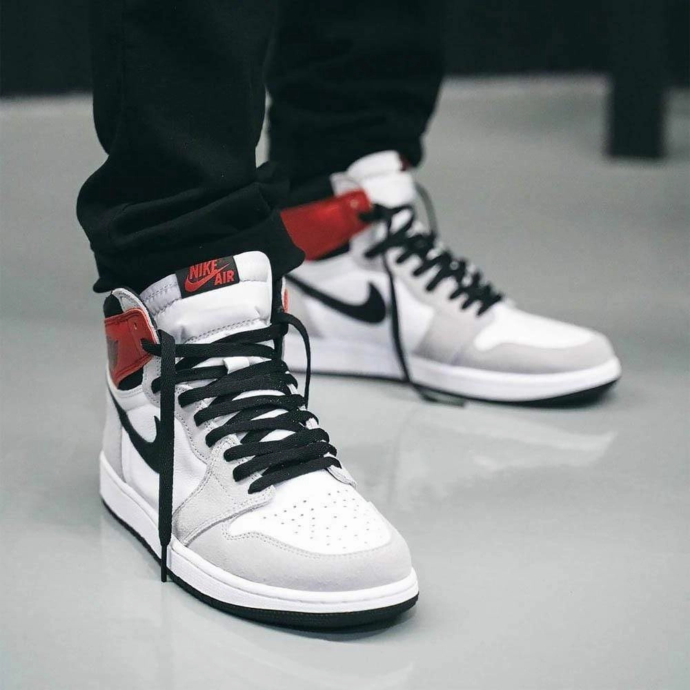 Air Jordan 1 Retro High OG 'Smoke Grey' Air Jordan 1 vintage style sneakers