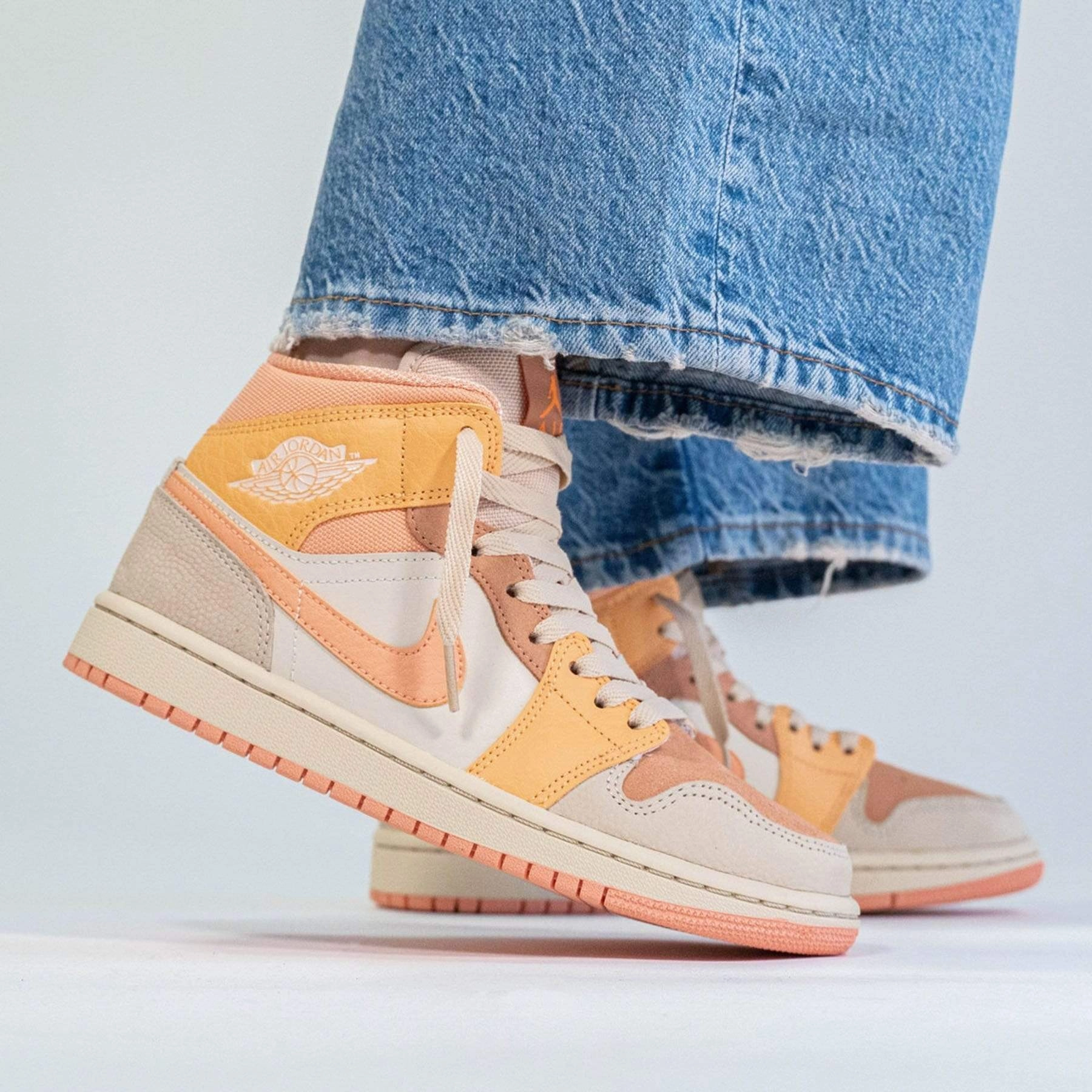 Air Jordan 1 Wmns Mid 'Apricot' Air Jordan 1 vintage style sneakers