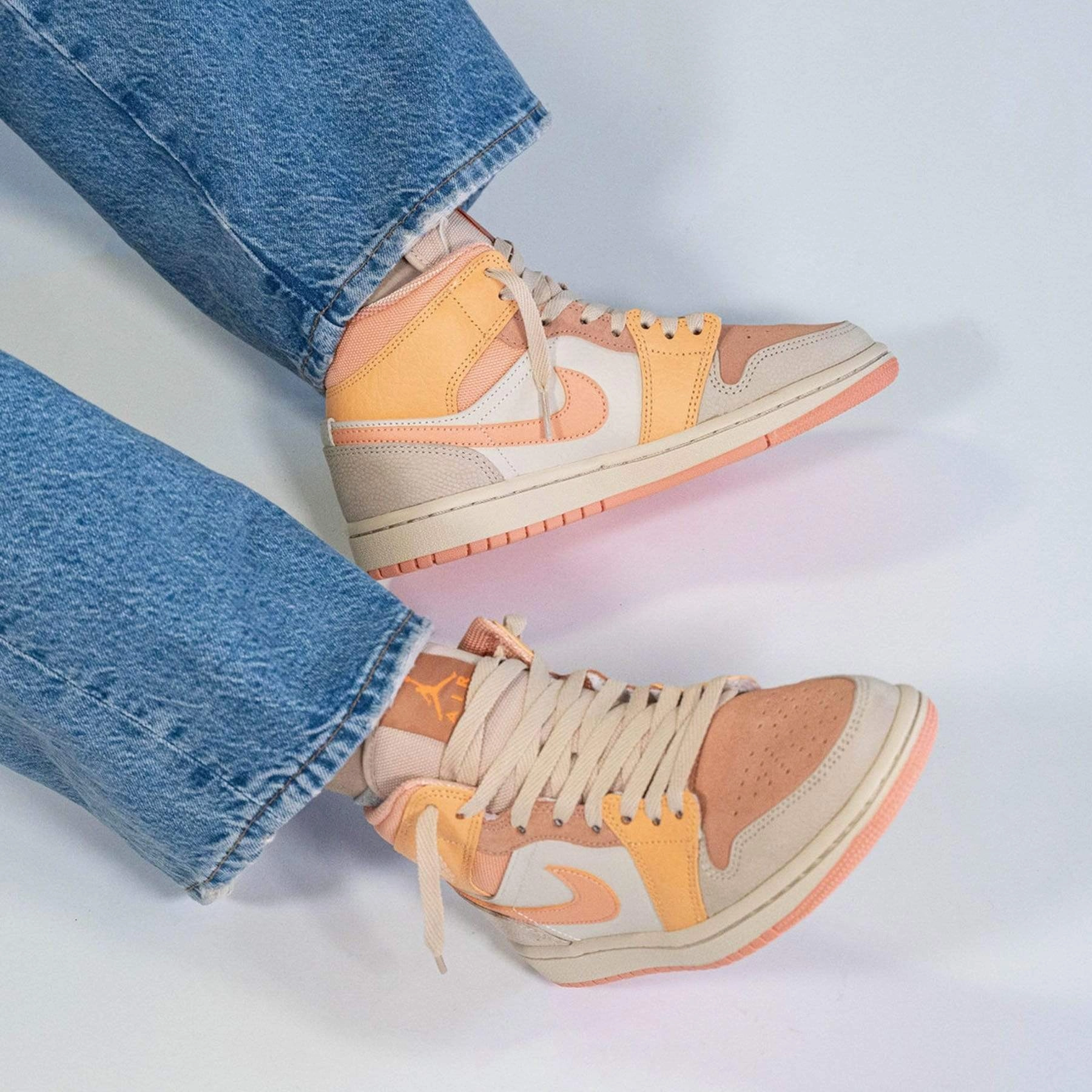 Air Jordan 1 Wmns Mid 'Apricot' Air Jordan 1 vintage style sneakers