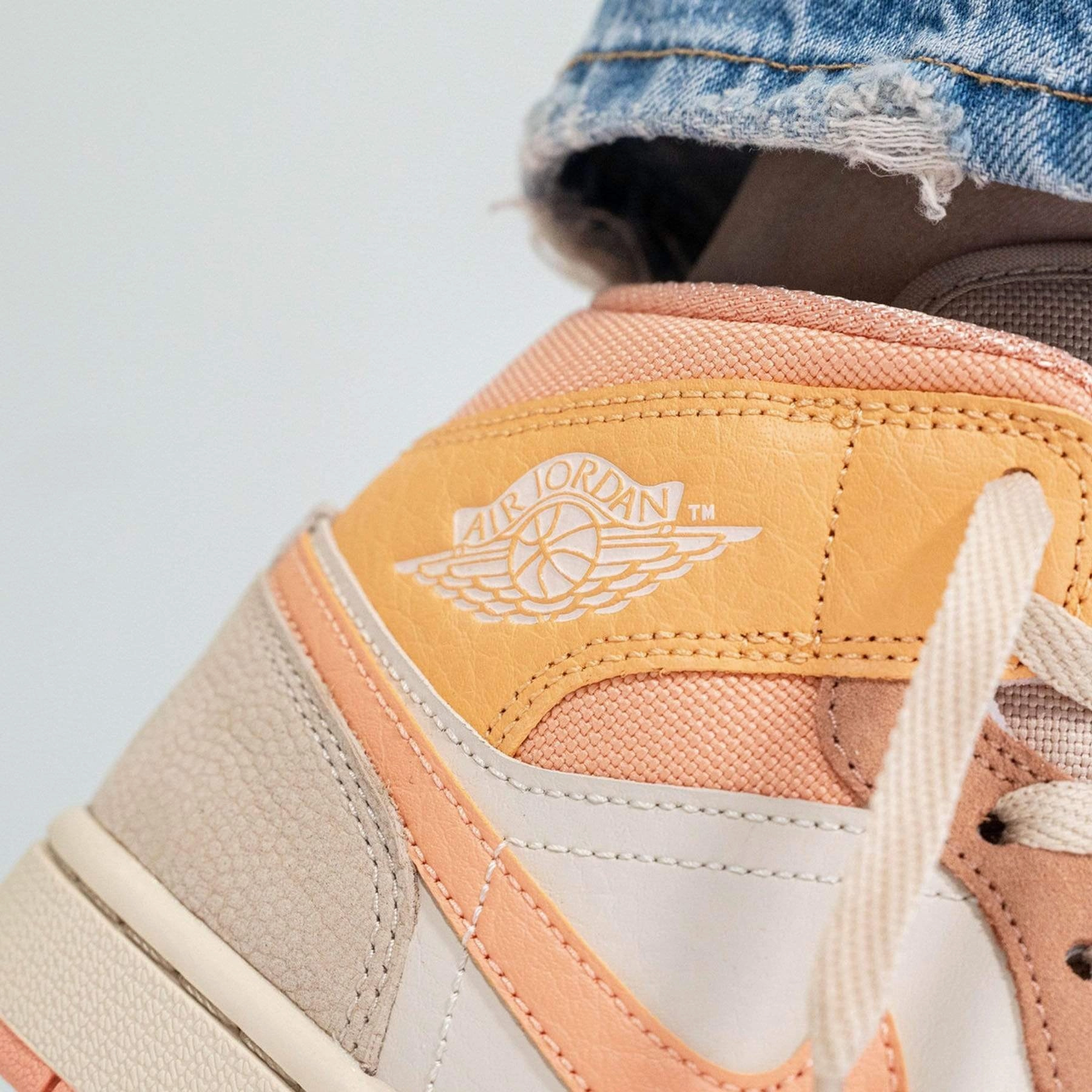 Air Jordan 1 Wmns Mid 'Apricot' Air Jordan 1 vintage style sneakers