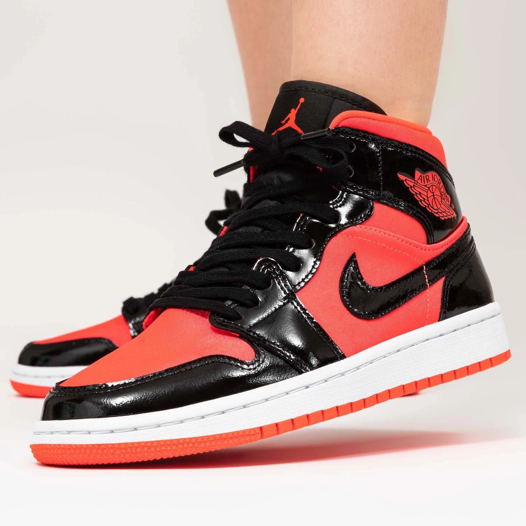 Air Jordan 1 Wmns Mid 'Hot Punch' Air Jordan 1 Mid streetwear shoes