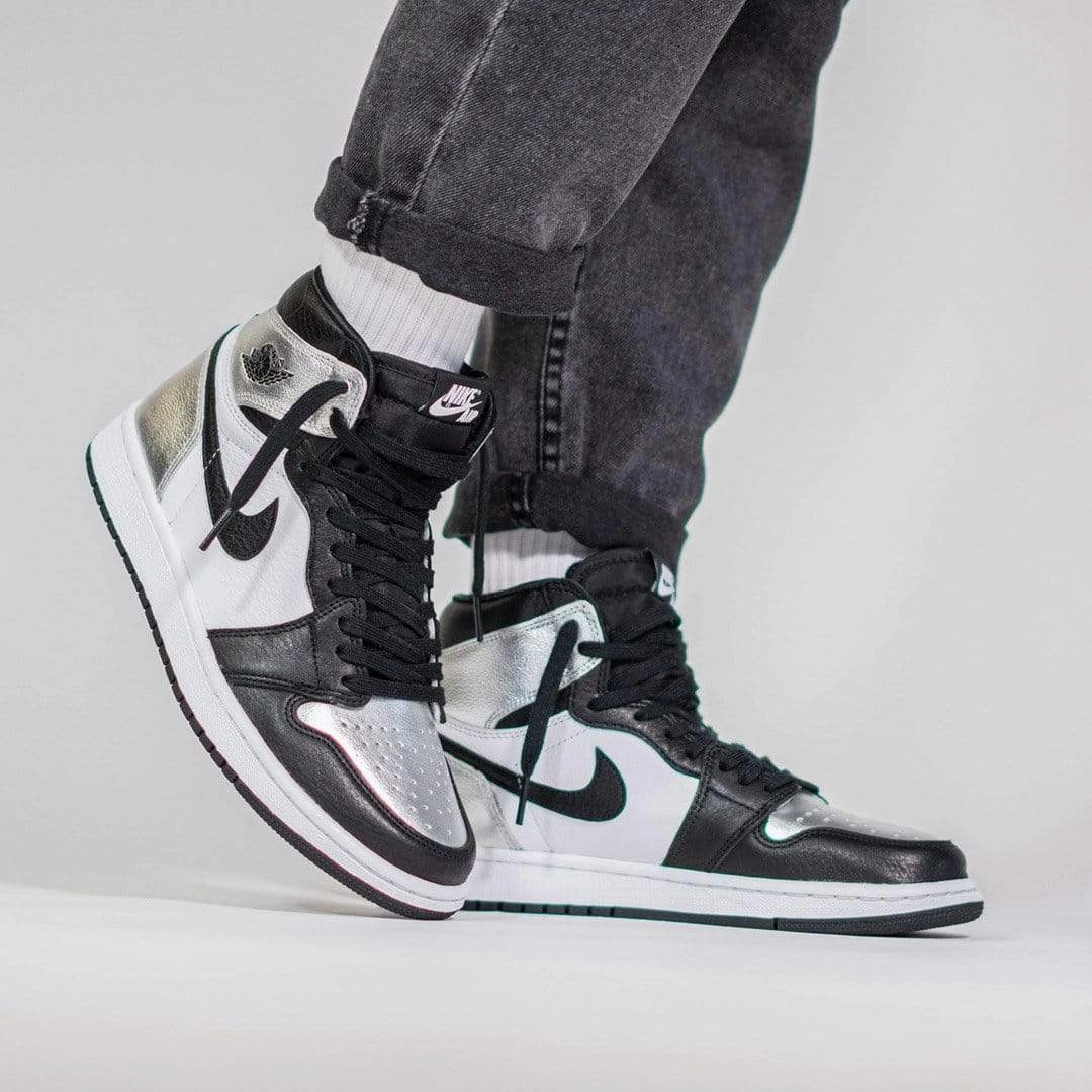Air Jordan 1 Wmns Retro High OG 'Silver Toe' Air Jordan 1 vintage style sneakers