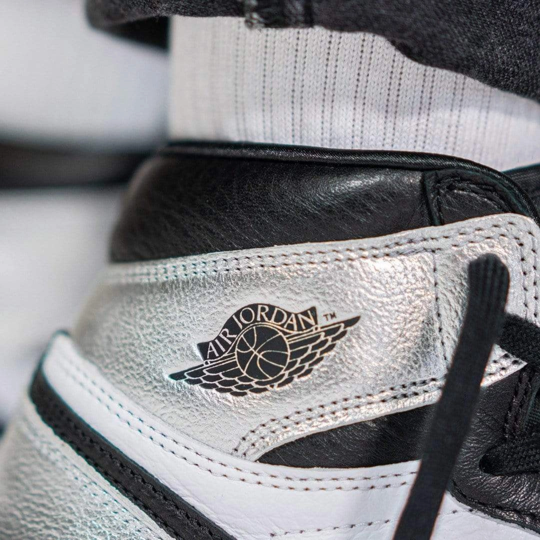 Air Jordan 1 Wmns Retro High OG 'Silver Toe' Air Jordan 1 vintage style sneakers