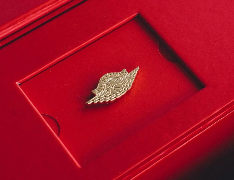 AIR JORDAN 2 RETRO JUST DON "BEACH" BOX SET Old-school athletic trainers