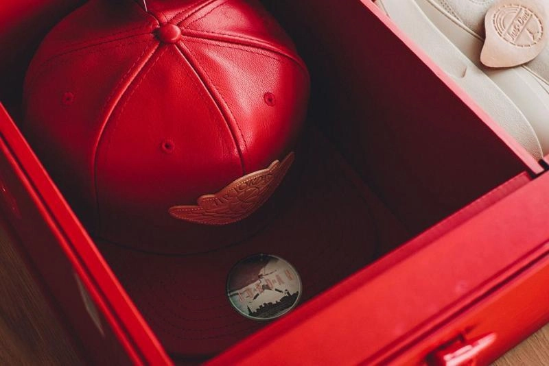 AIR JORDAN 2 RETRO JUST DON "BEACH" BOX SET Old-school athletic trainers