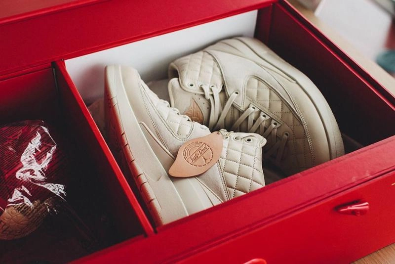 AIR JORDAN 2 RETRO JUST DON "BEACH" BOX SET Old-school athletic trainers