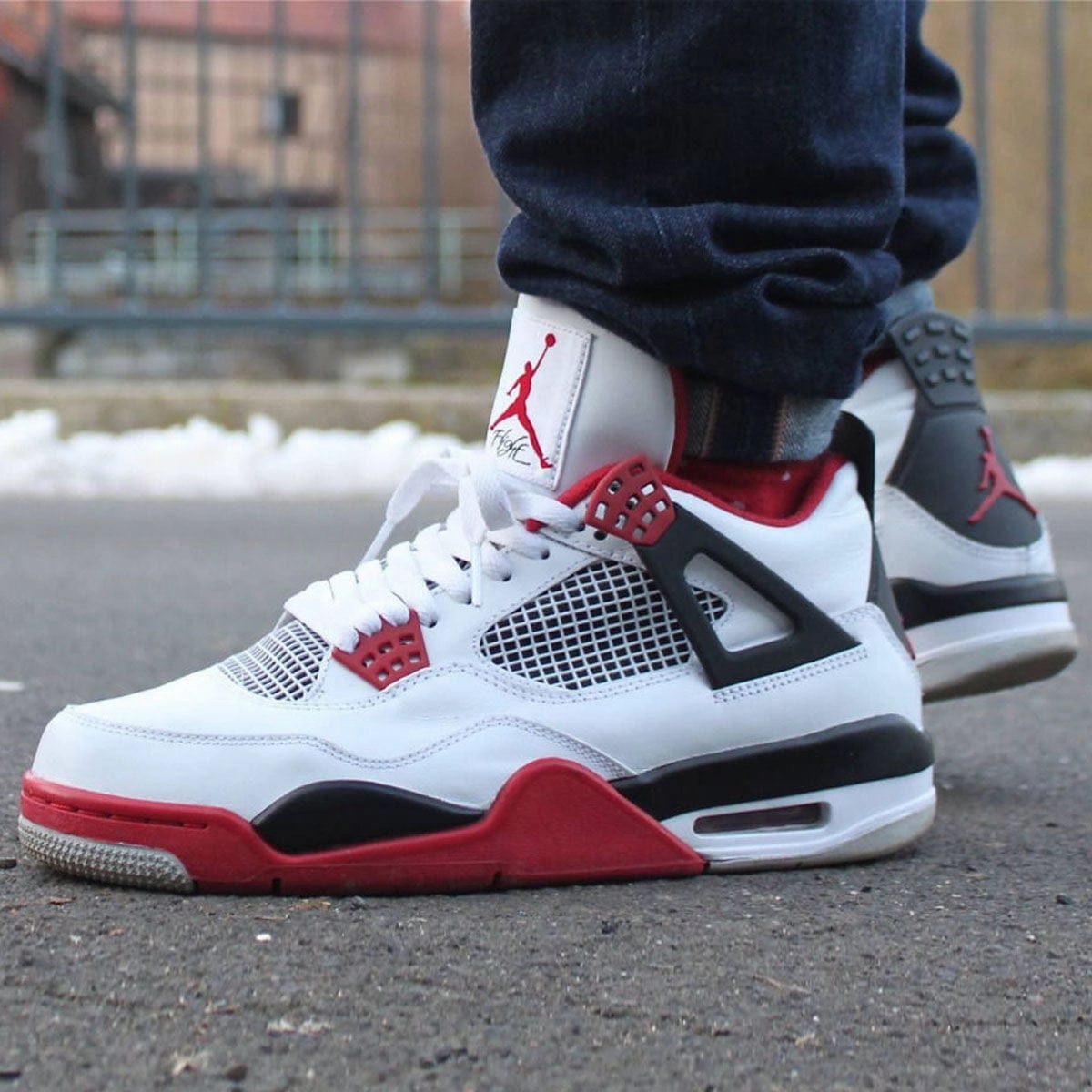 Air Jordan 4 Retro 'Fire Red' 2012 Air Jordan 4 retro basketball sneakers