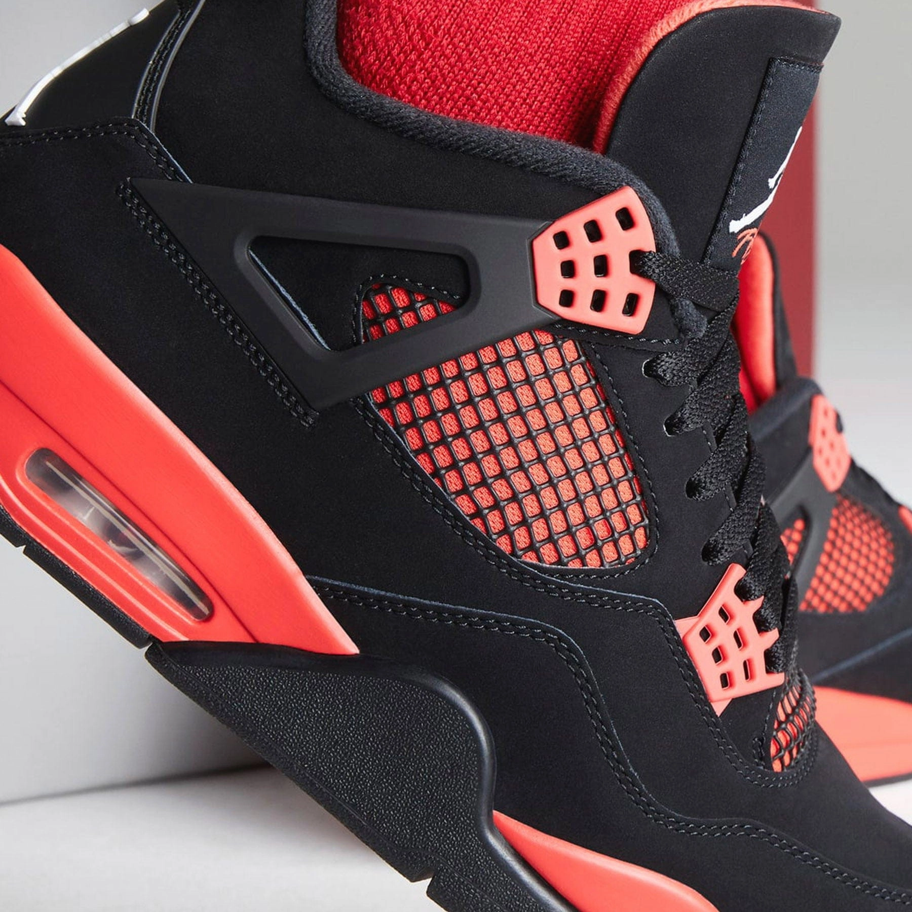 Air Jordan 4 Retro 'Red Thunder' Air Jordan 4 retro basketball sneakers