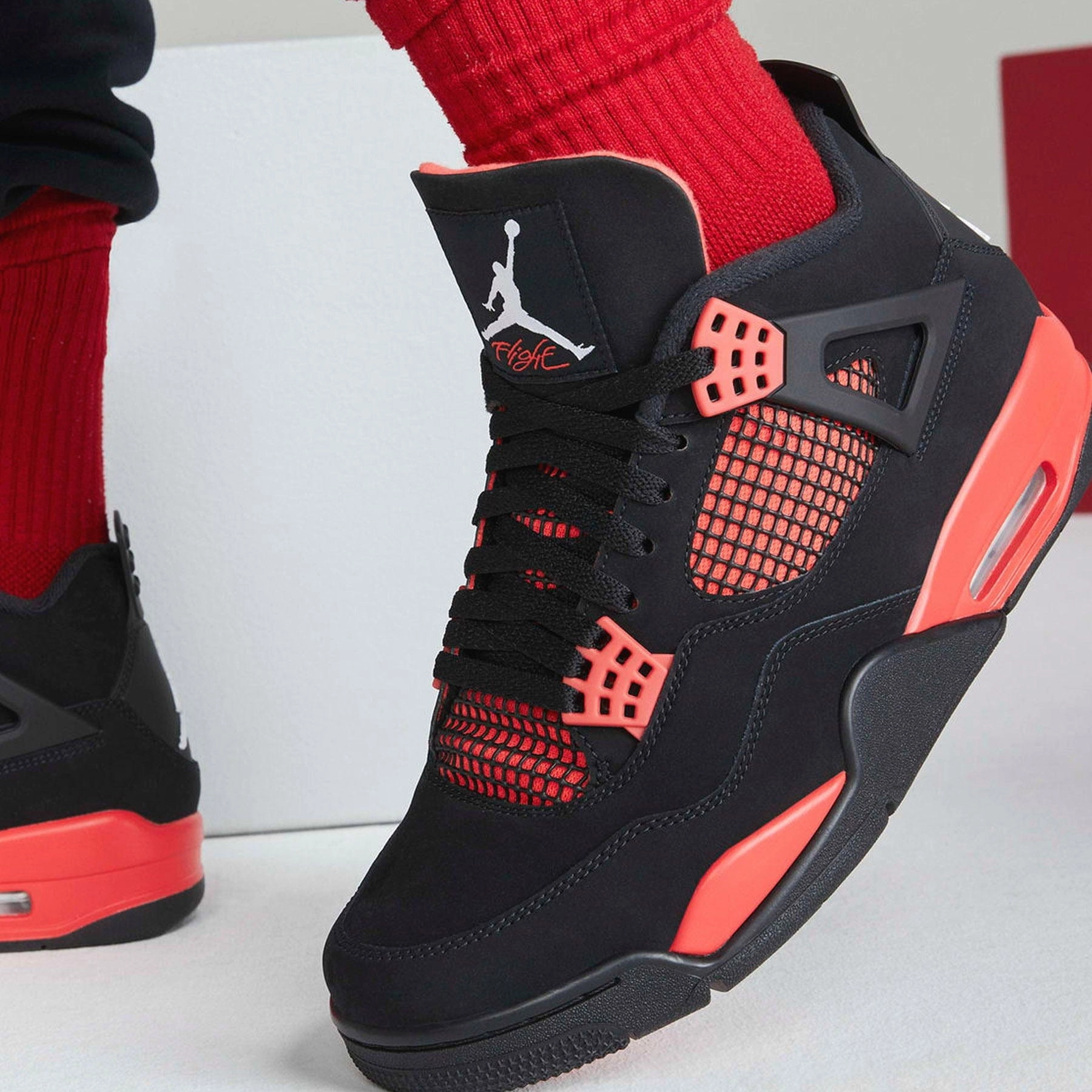 Air Jordan 4 Retro 'Red Thunder' Air Jordan 4 retro basketball sneakers
