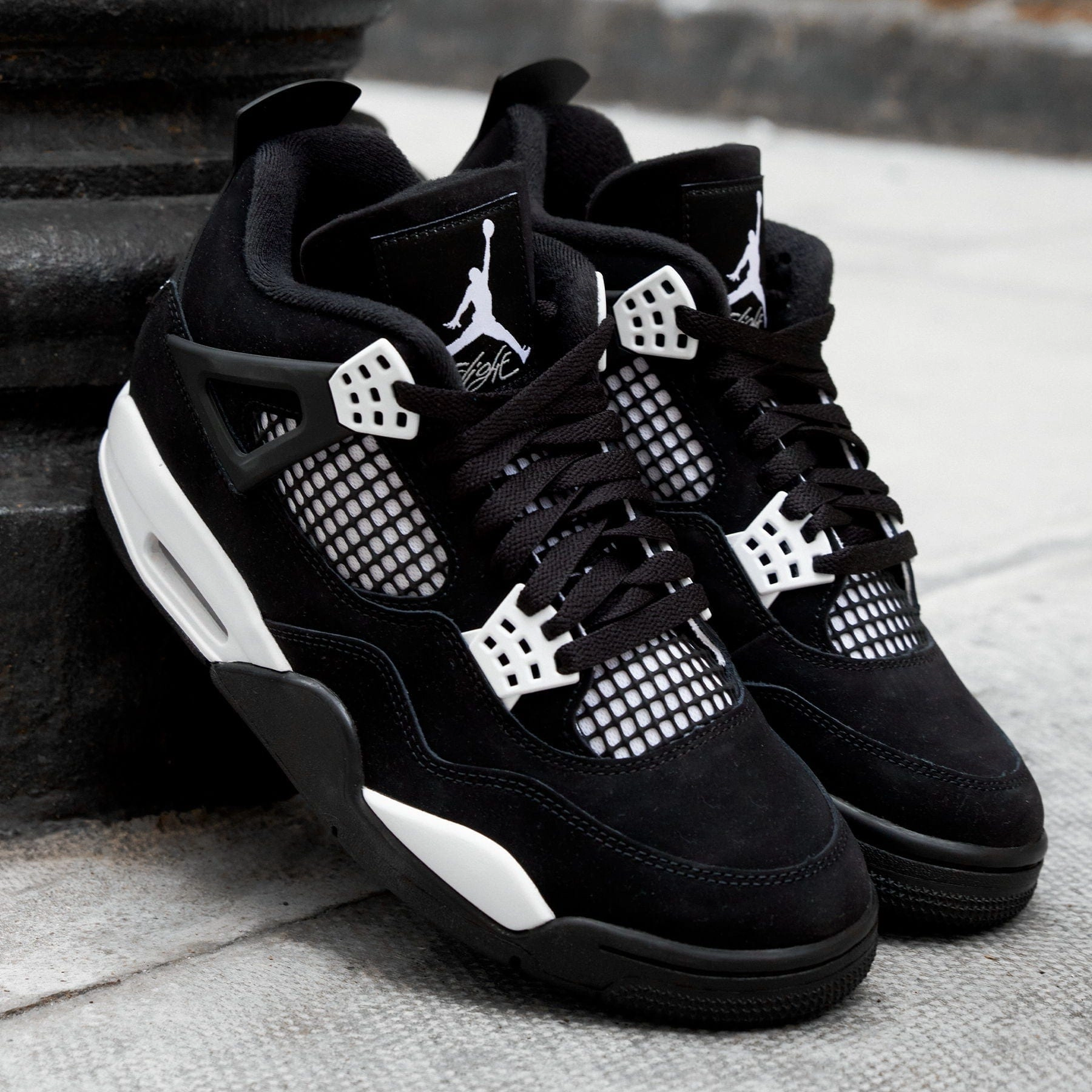 Air Jordan 4 Retro 'White Thunder' Air Jordan 4 retro basketball sneakers