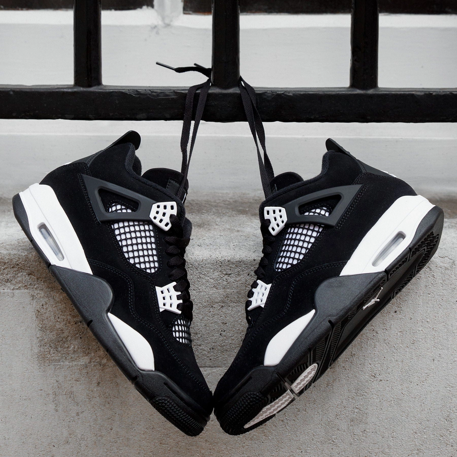 Air Jordan 4 Retro 'White Thunder' Air Jordan 4 retro basketball sneakers