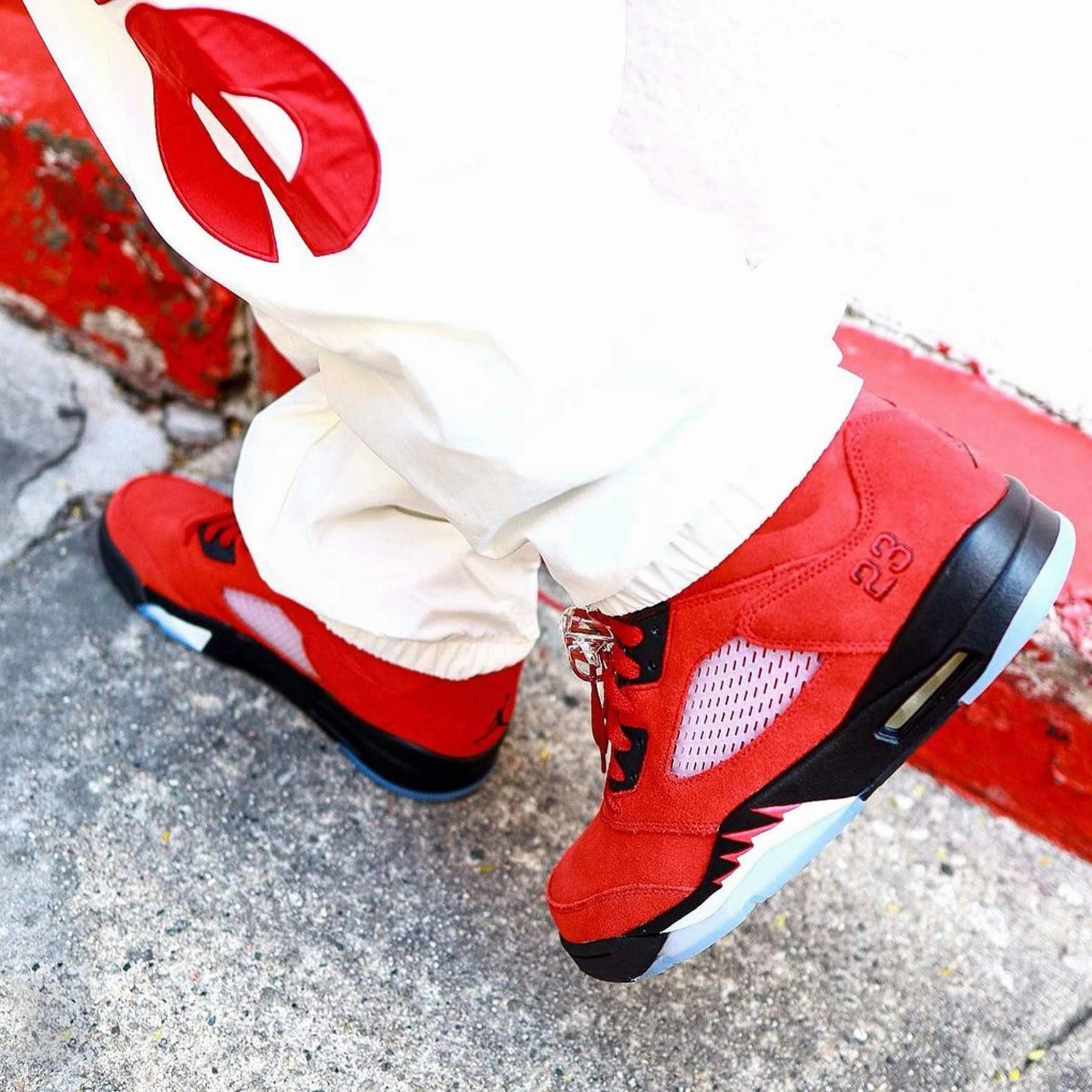 Air Jordan 5 Retro 'Raging Bull' 2021 Cushioned active lifestyle kicks