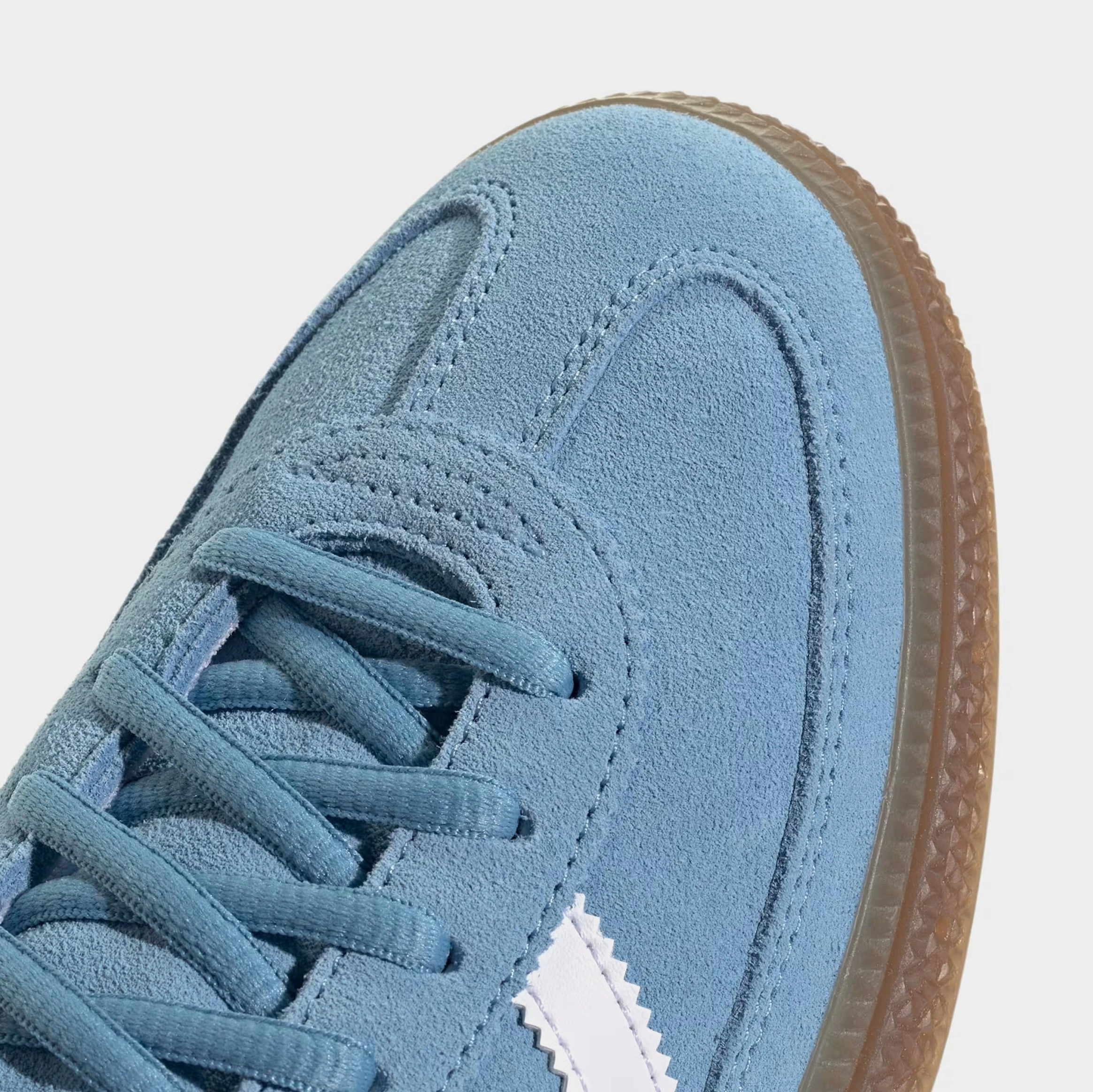 Handball Spezial Womens Lifestyle Shoes (Light Blue/Cloud White/Gum) Retro gym-inspired shoes