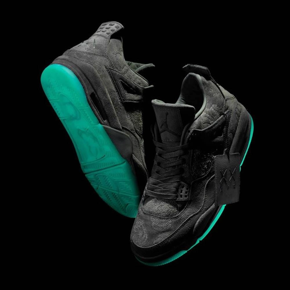 KAWS x Air Jordan 4 Retro Black Air Jordan 4 retro basketball sneakers