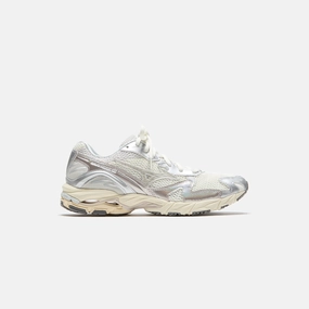 Mizuno Wave Rider 10 - Metallic Snow White Bold street-style shoes