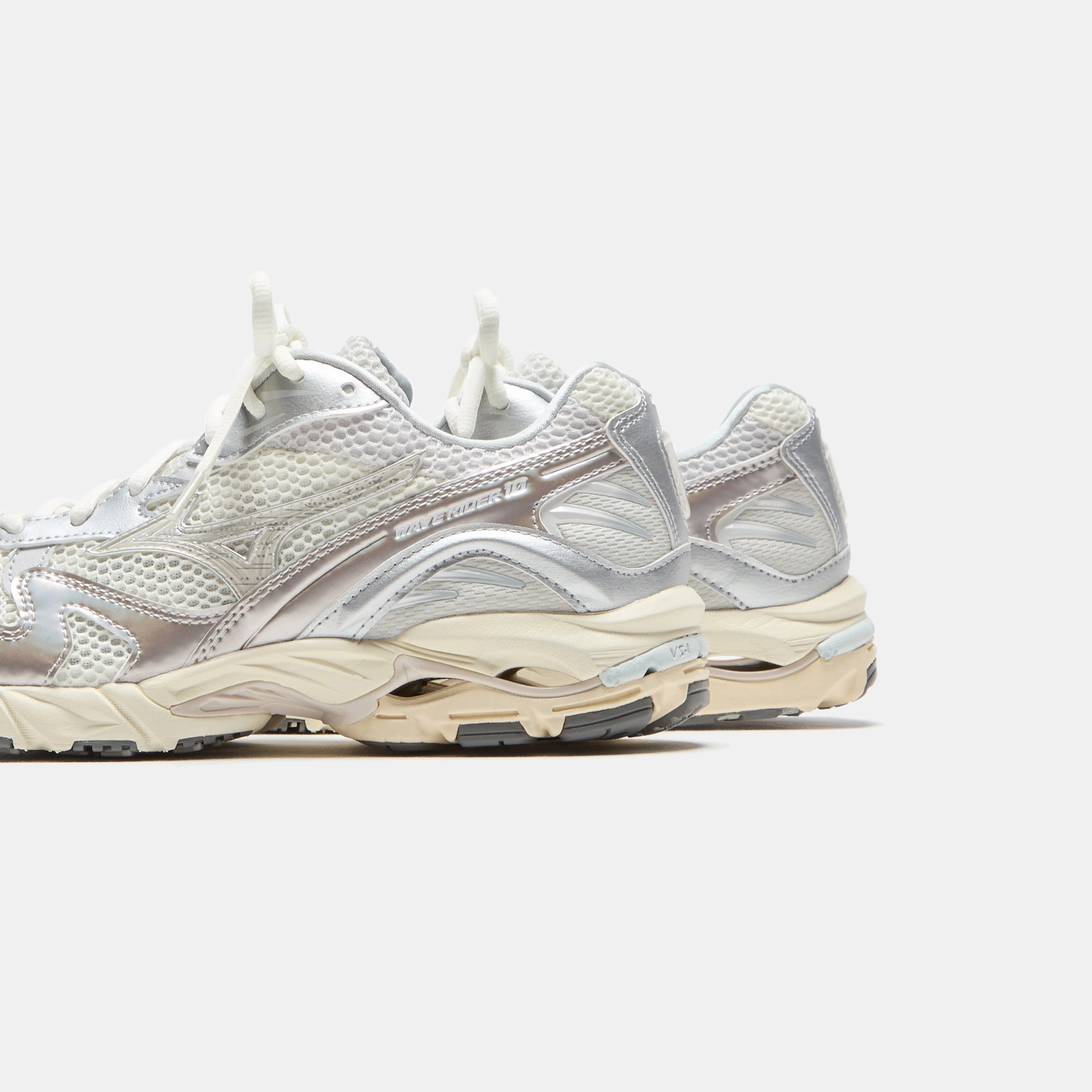 Mizuno Wave Rider 10 - Metallic Snow White Modern casual runners