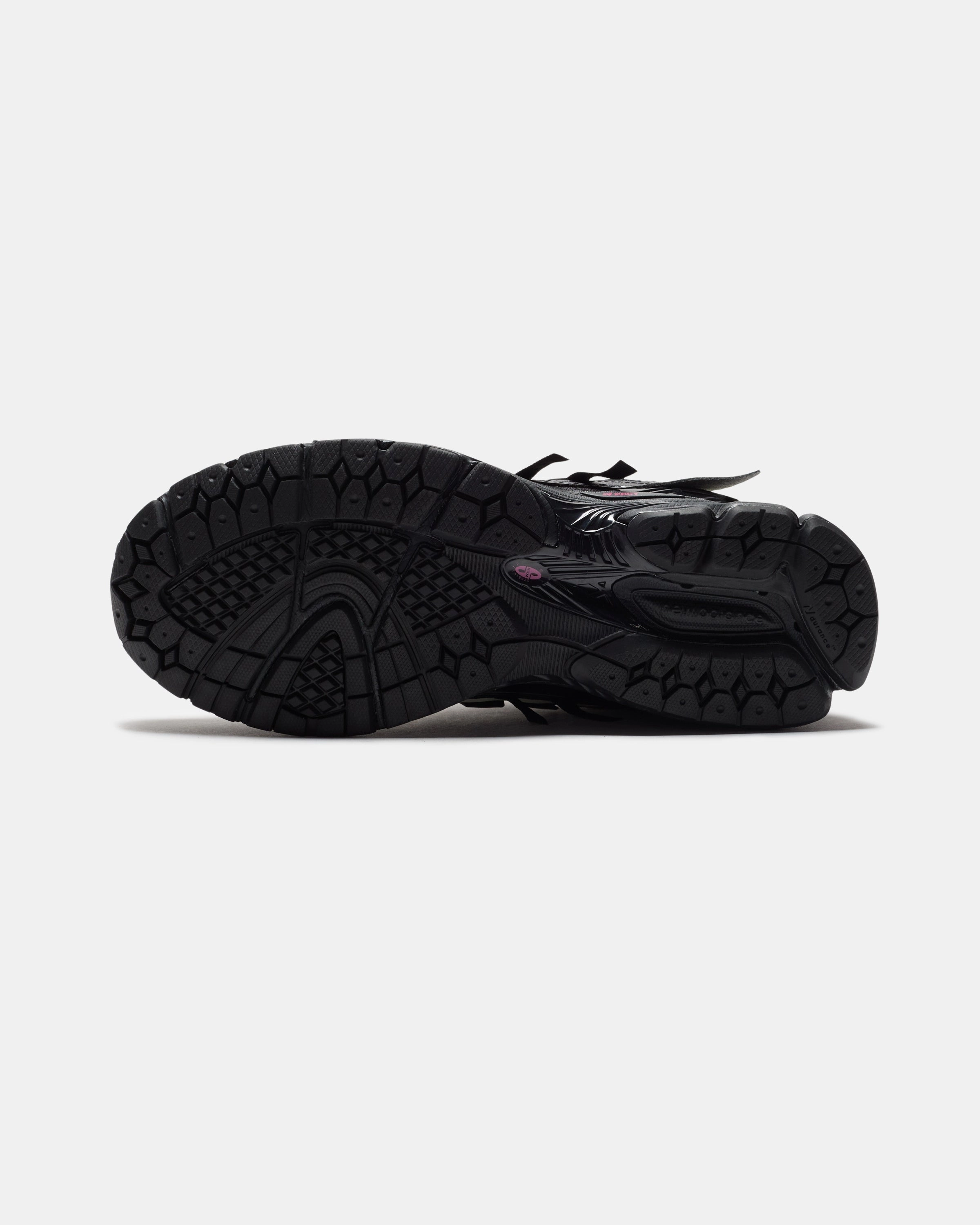 NEW BALANCE 1906 - BLACK/ DRAGONBERRY Reebok Originals