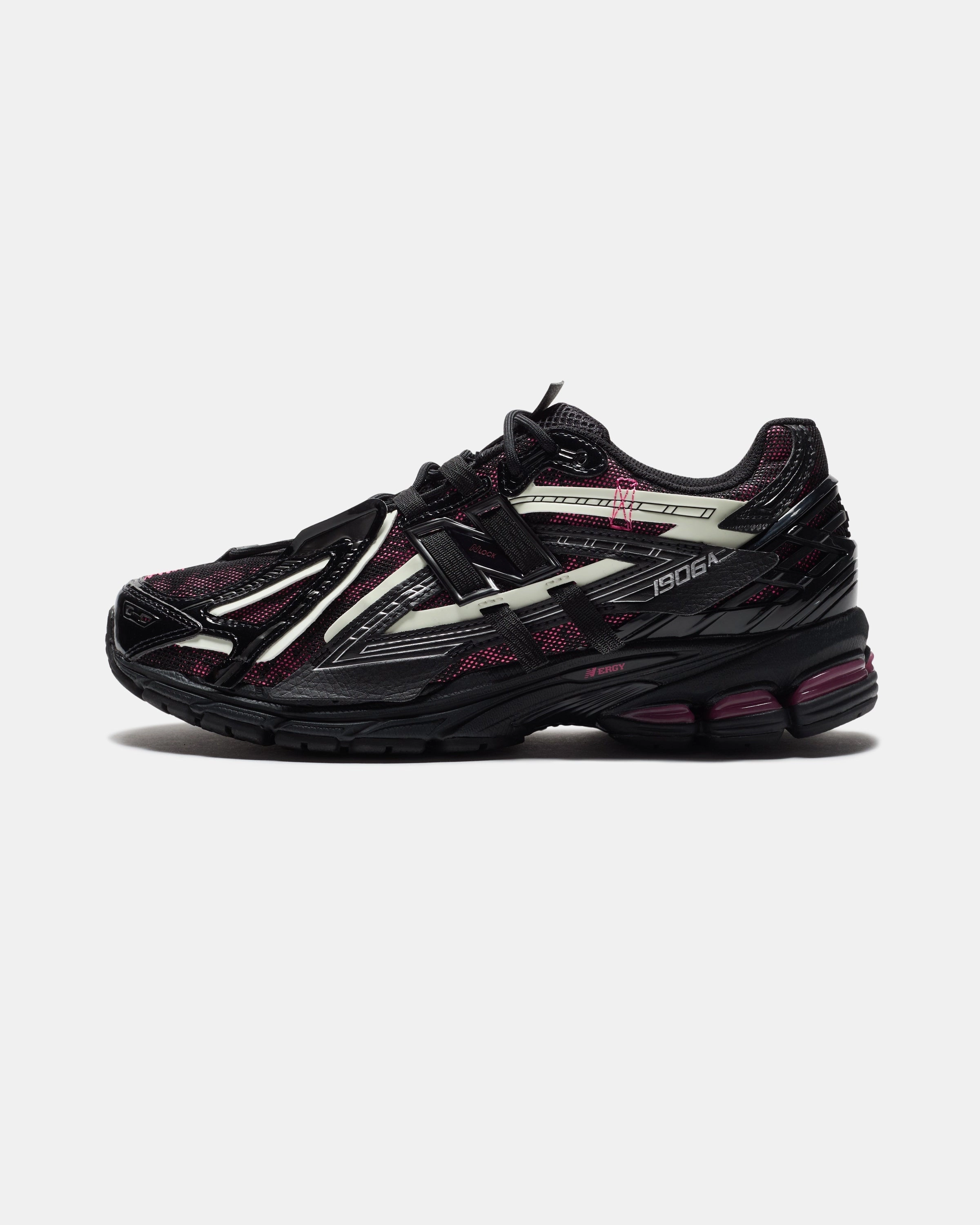 NEW BALANCE 1906 - BLACK/ DRAGONBERRY Reebok Originals