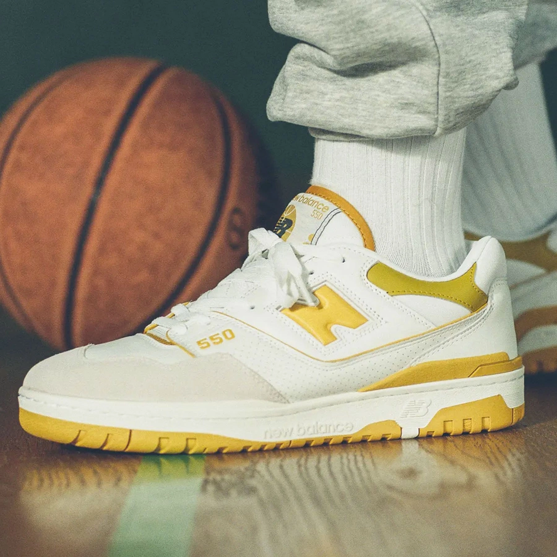 New Balance 550 Sea Salt 'Varsity Gold' Vintage 550 sneakers
