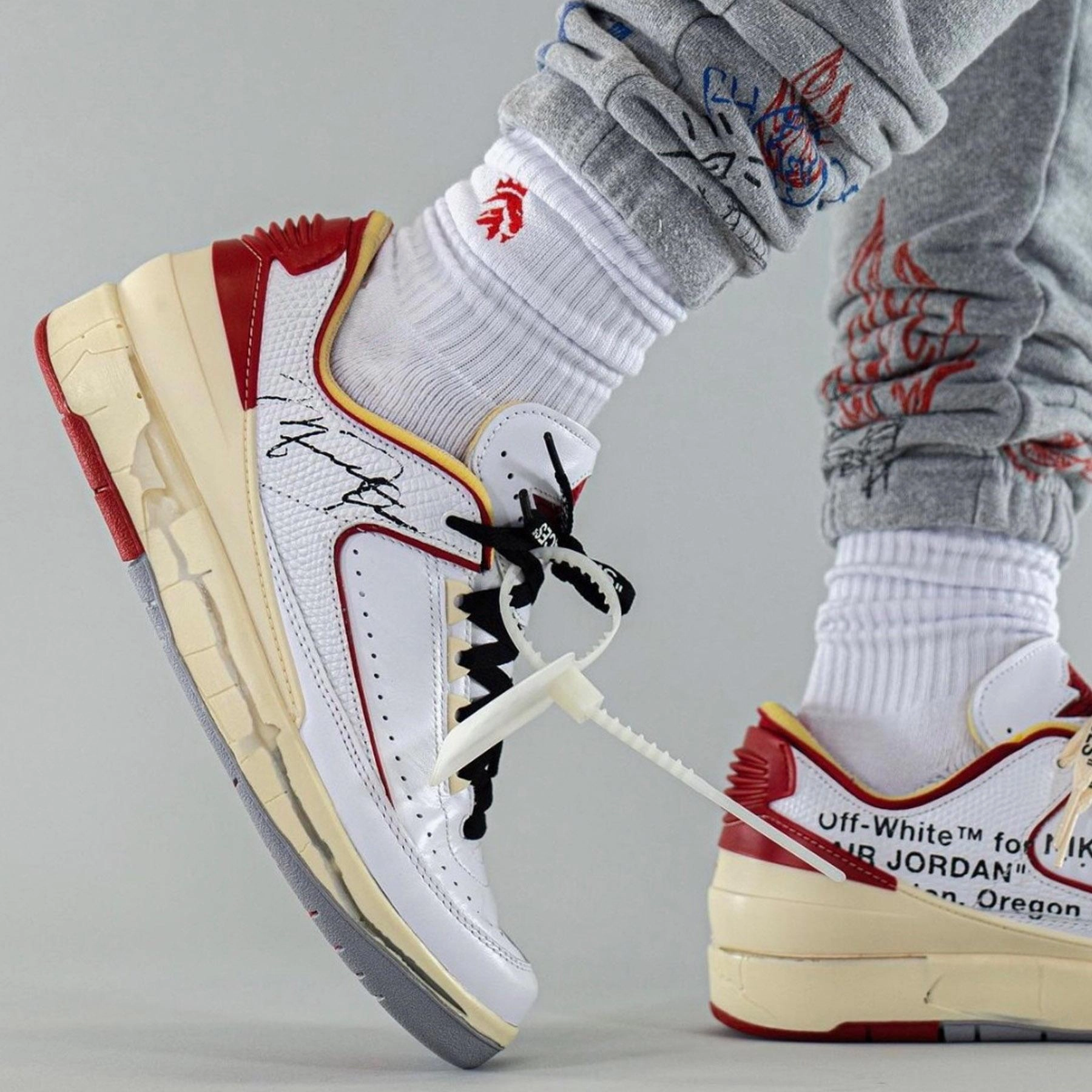 Off-White x Air Jordan 2 Retro Low SP 'White Varsity Red' Old-school athletic trainers