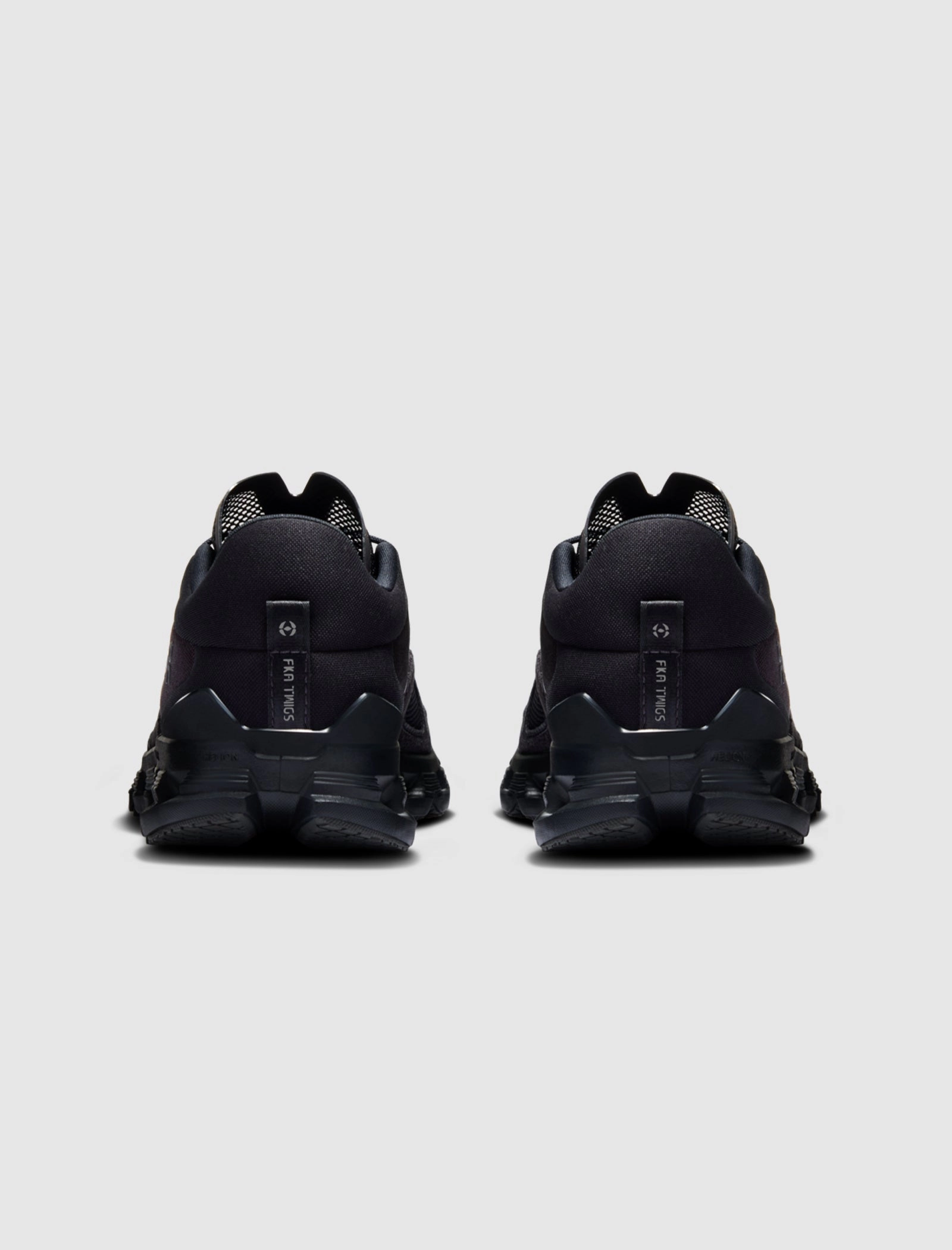 ON  RUNNING SS25 CLOUD X FKA "BLACK" On Running Models
