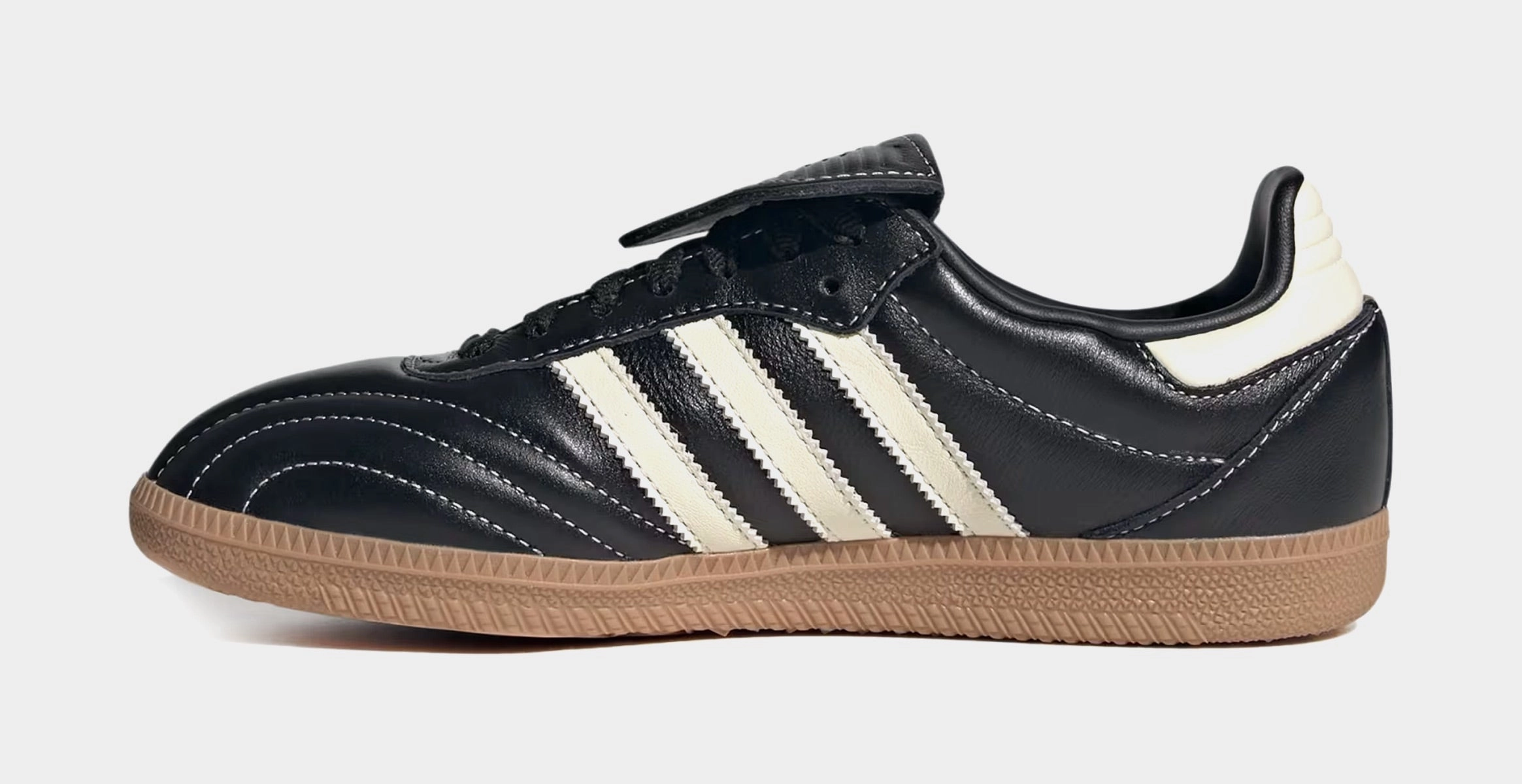 Samba LT Womens Lifestyle Shoes (Core Black/Cream White/Gum) T-toe casual trainers