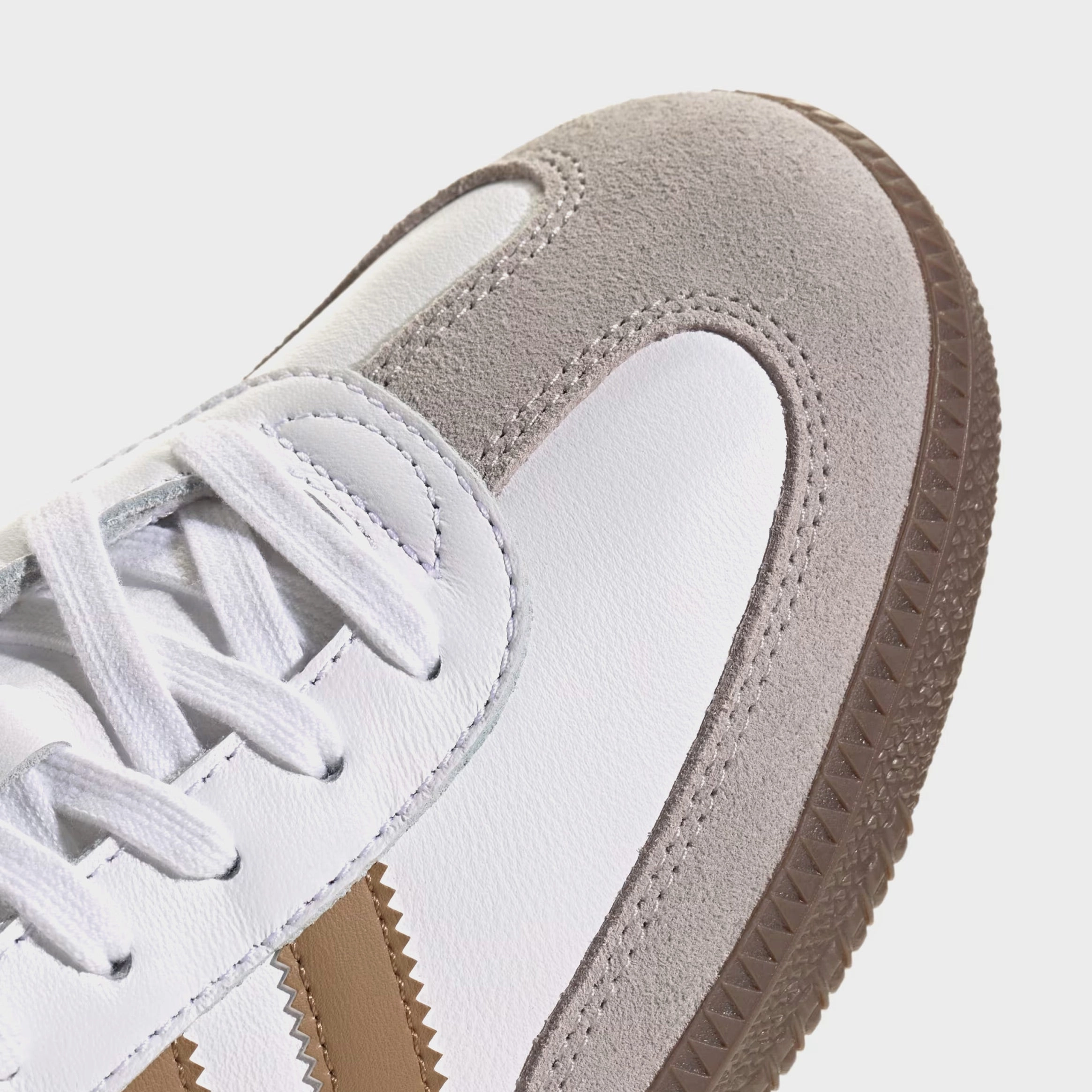 Samba OG Mens Lifestyle Shoes (Cloud White/Brown Desert) T-toe casual trainers