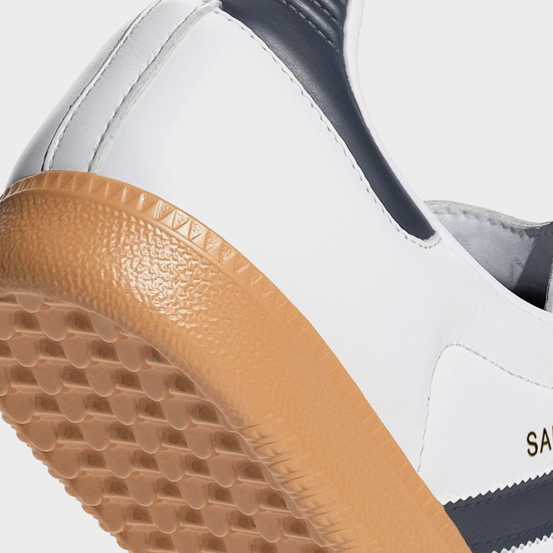 Samba OG Mens Lifestyle Shoes (Cloud White/Night Indigo/Gum) T-toe casual trainers