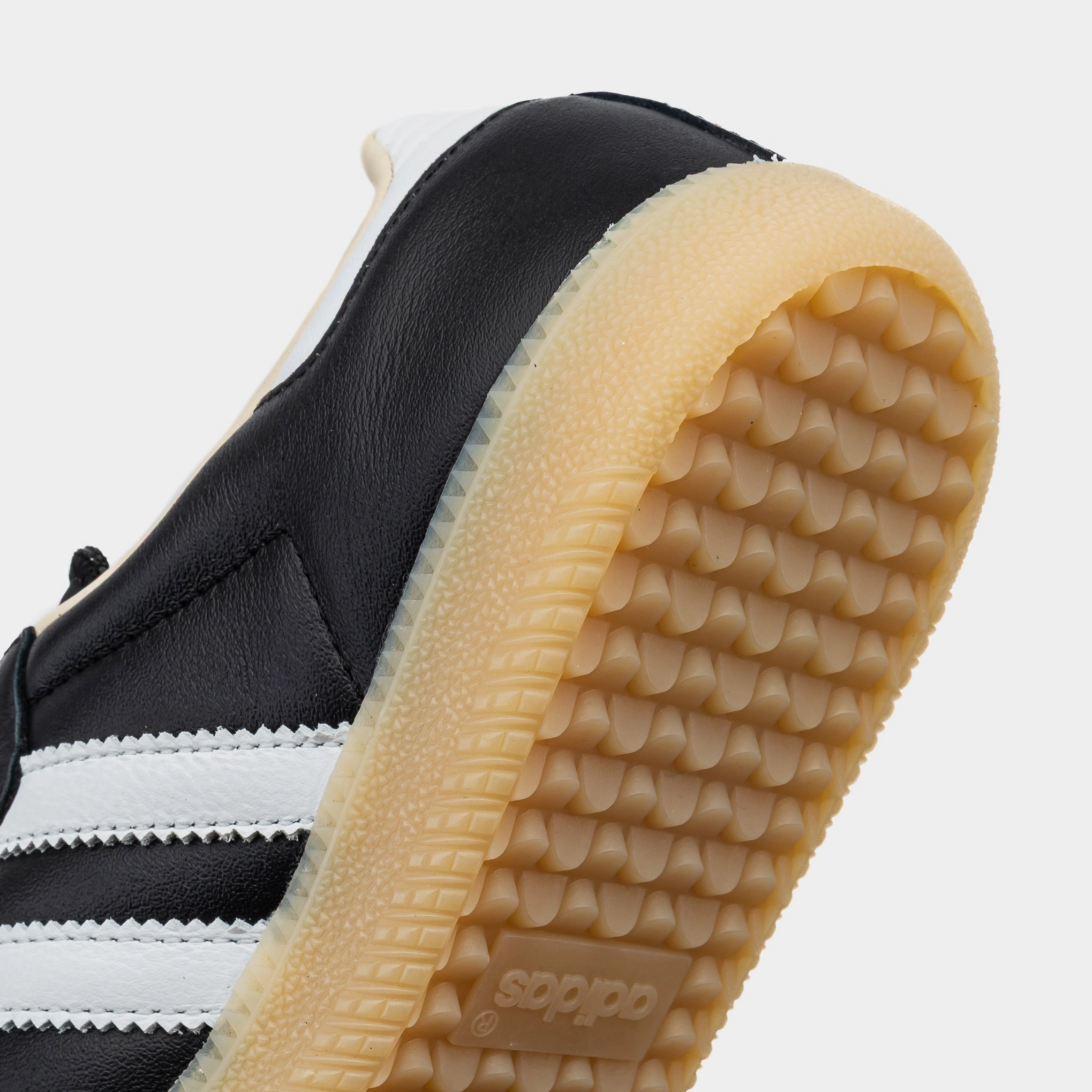 Samba OG Mens Lifestyle Shoes (Off White/Core Black/Gum 3) T-toe casual trainers