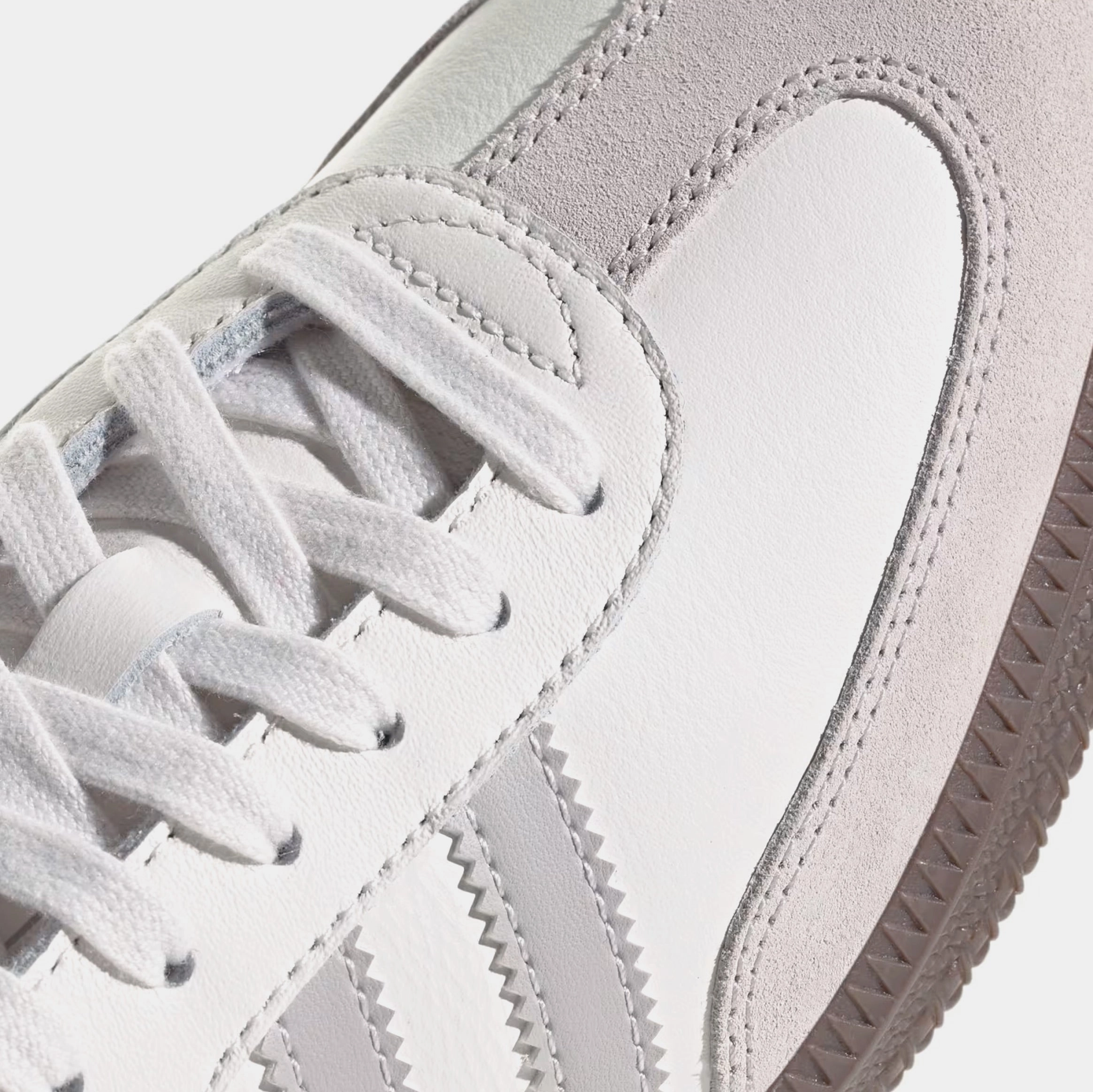 Samba OG Womens Lifestyle Shoes (Cloud White/Clear Granite/Gold Metallic) T-toe casual trainers