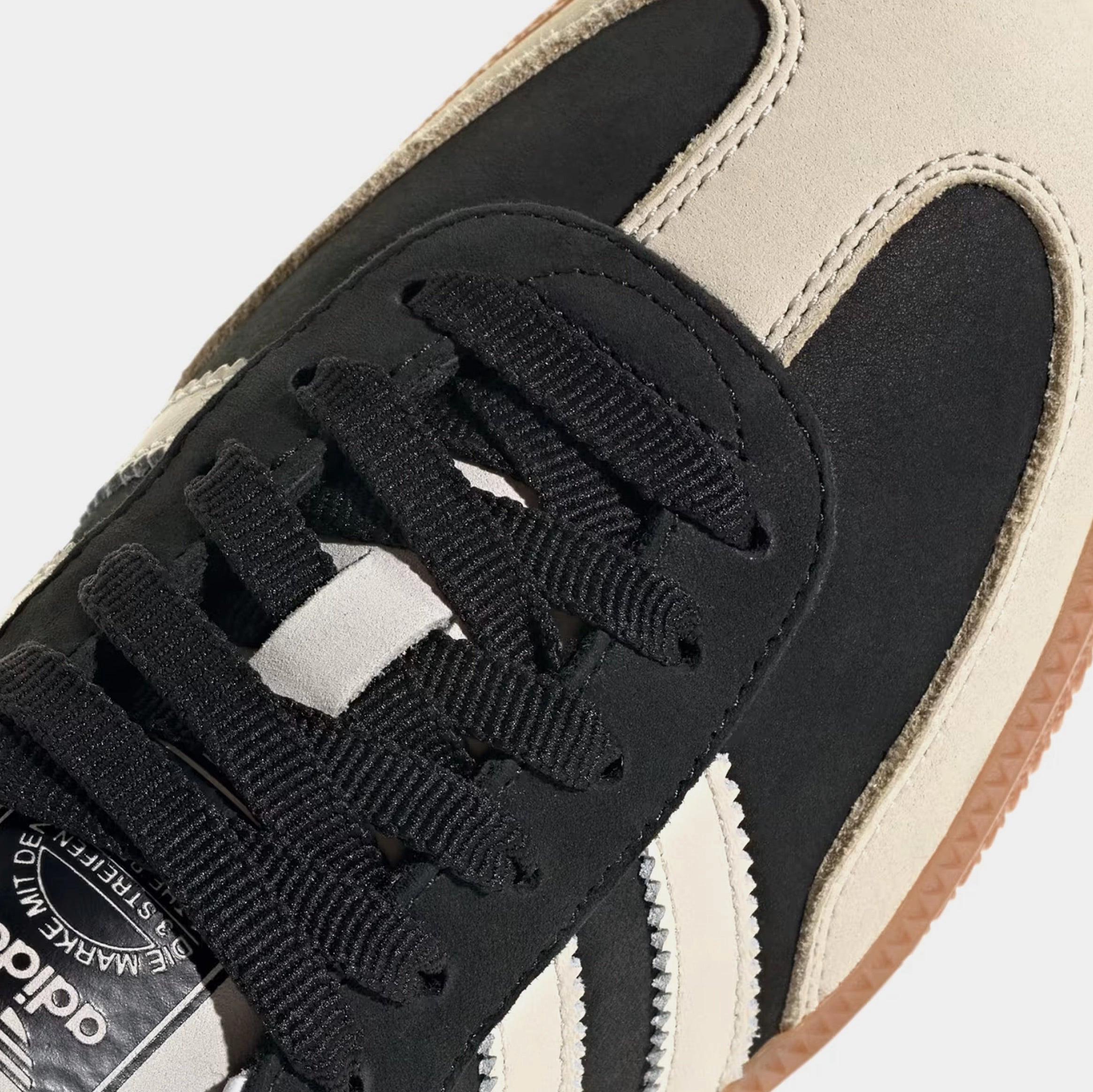 Samba OG Womens Lifestyle Shoes (Core Black/Wonder White/Silver Metallic) T-toe casual trainers