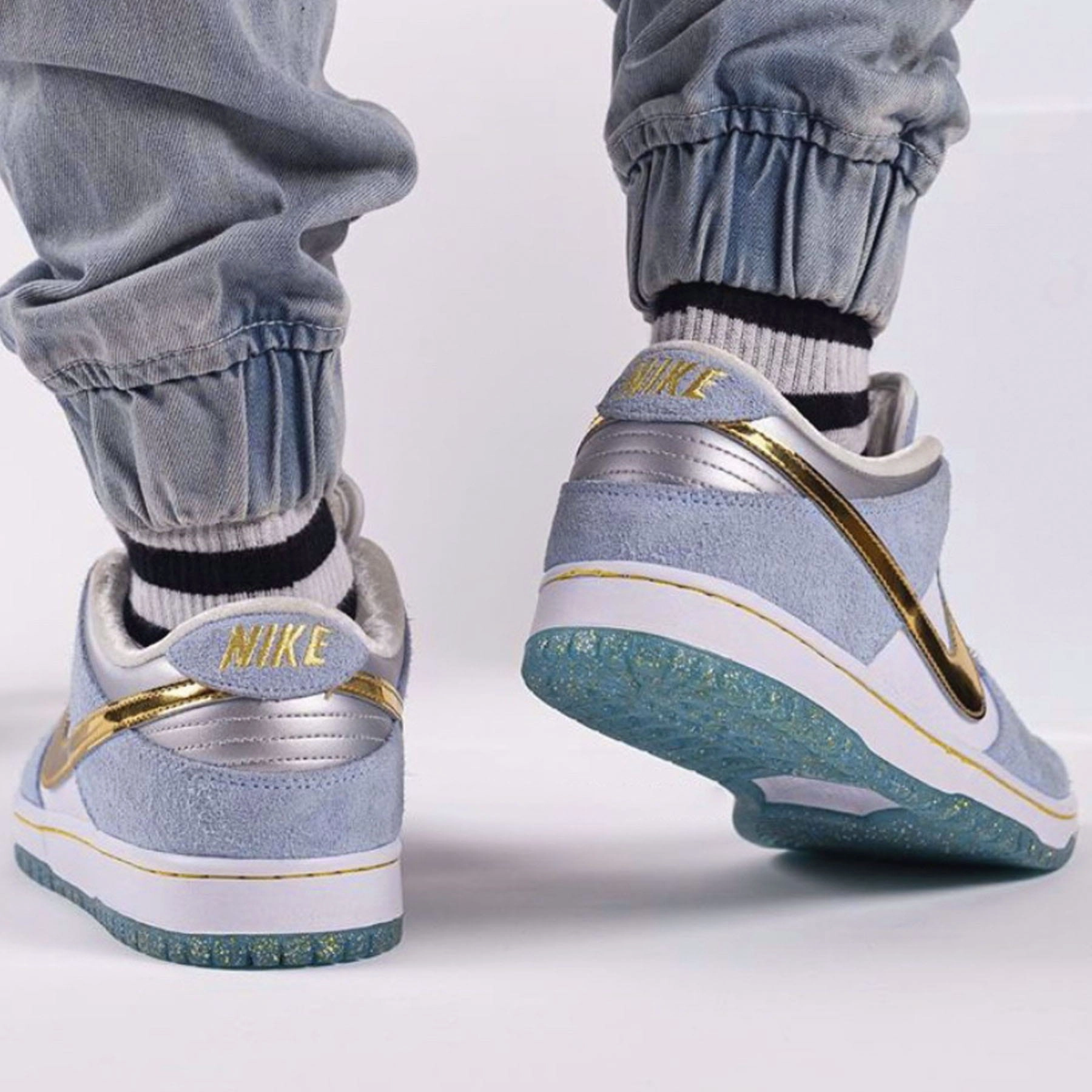 Sean Cliver x Nike Dunk Low SB 'Holiday Special' Nike SB skateboarding shoes