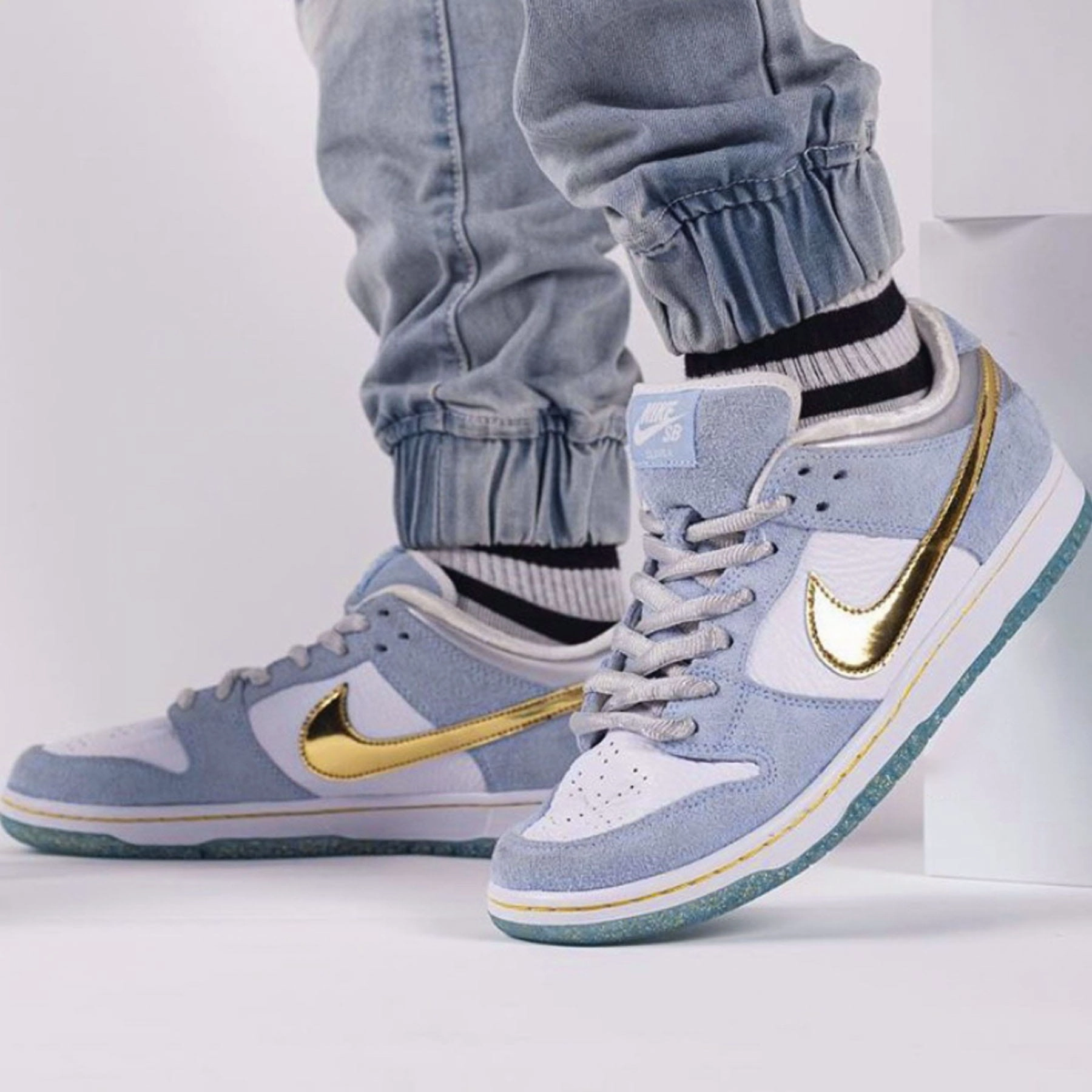 Sean Cliver x Nike Dunk Low SB 'Holiday Special' Nike SB skateboarding shoes