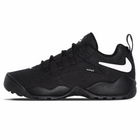 Supreme x Nike Darwin Low SB 'Black' Nike SB skate shoes with padded support and grip