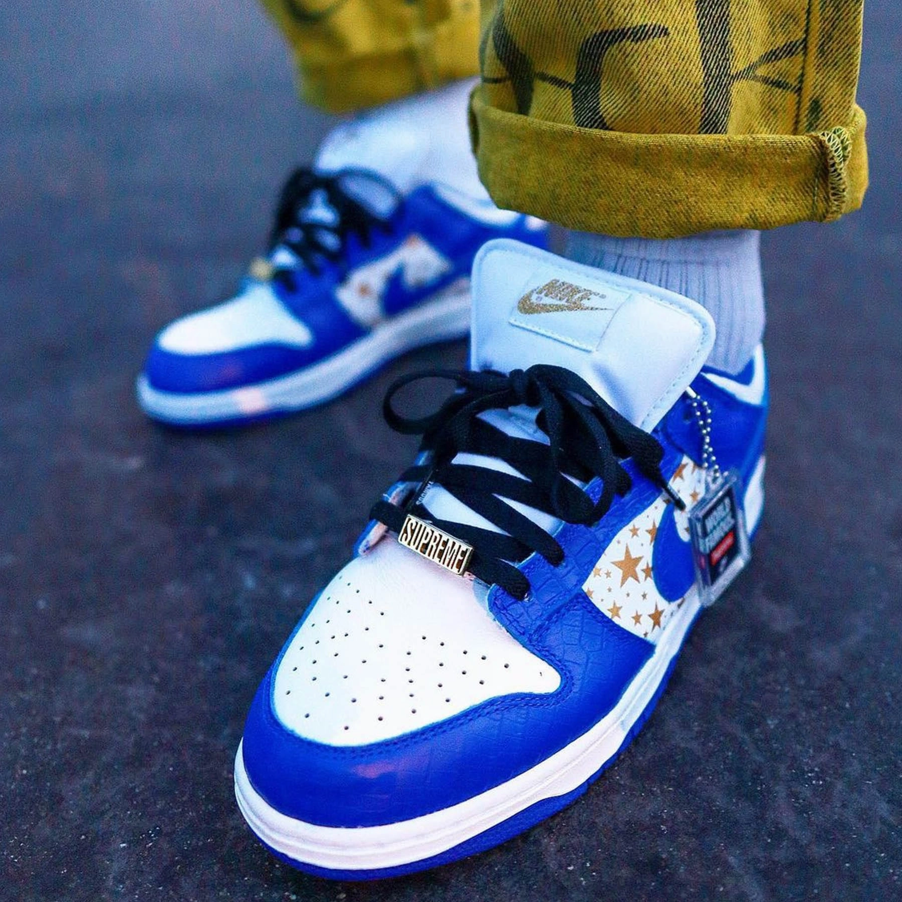 Supreme x Nike Dunk Low OG SB QS 'Hyper Royal' Nike SB skateboarding shoes