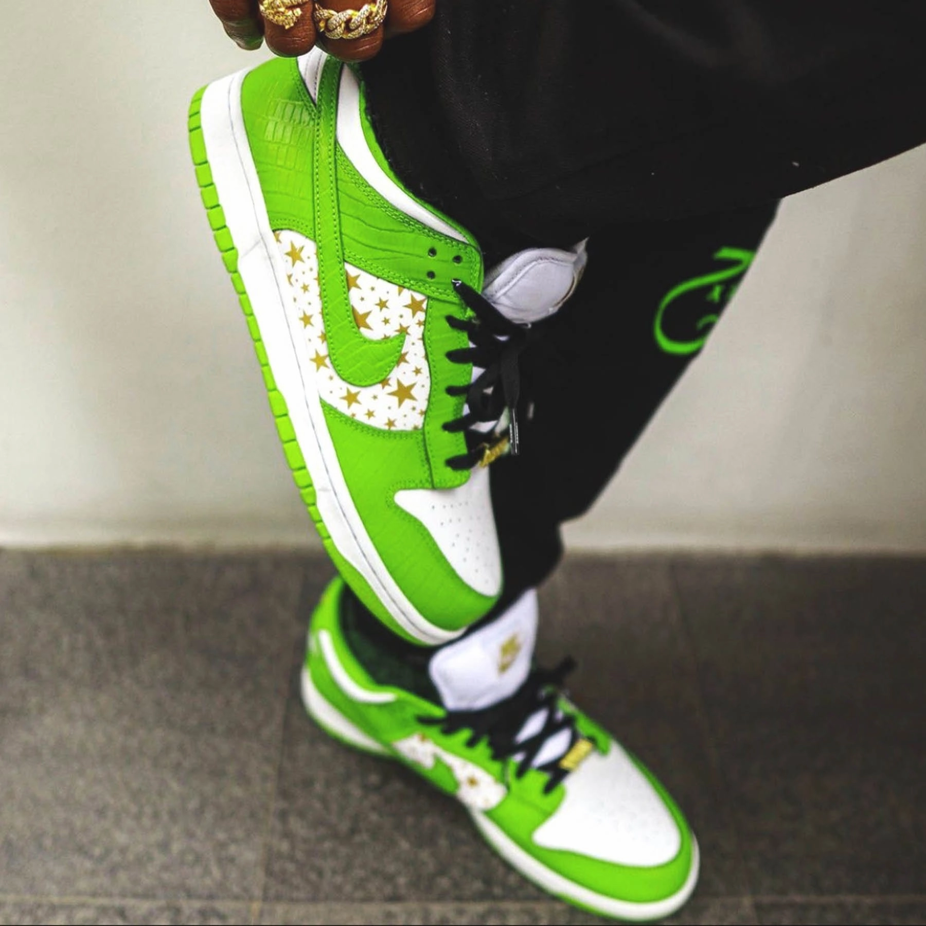 Supreme x Nike Dunk Low OG SB QS 'Mean Green' Nike SB skateboarding shoes