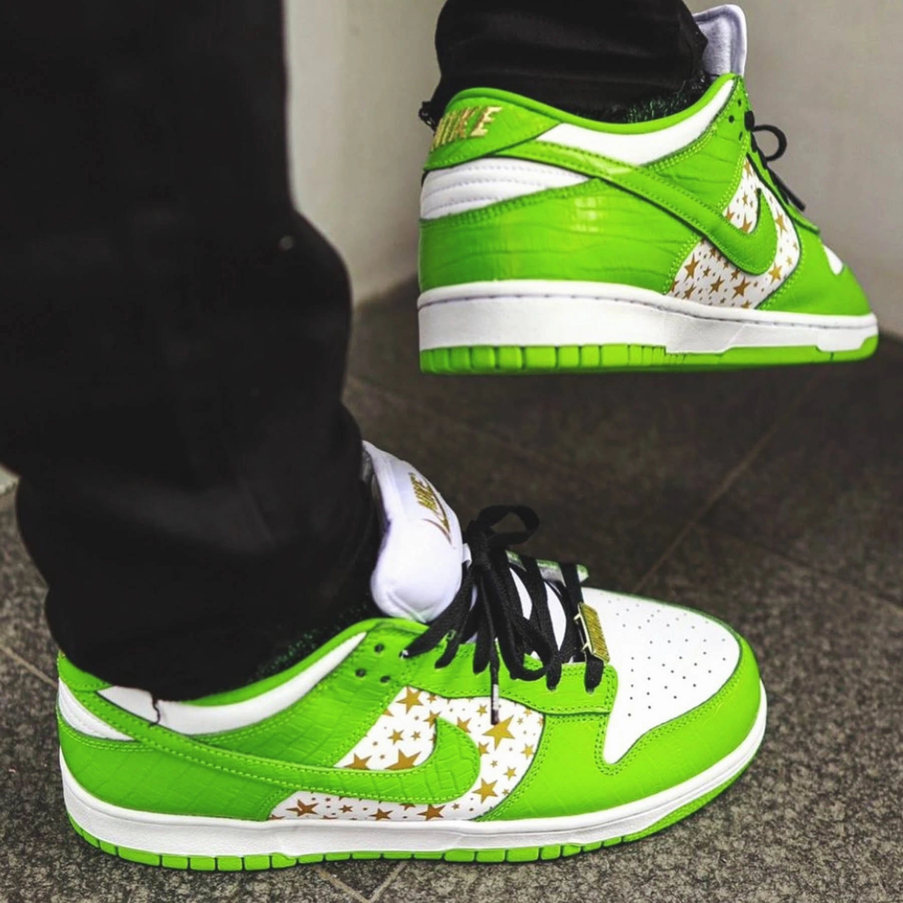Supreme x Nike Dunk Low OG SB QS 'Mean Green' Nike SB skateboarding shoes