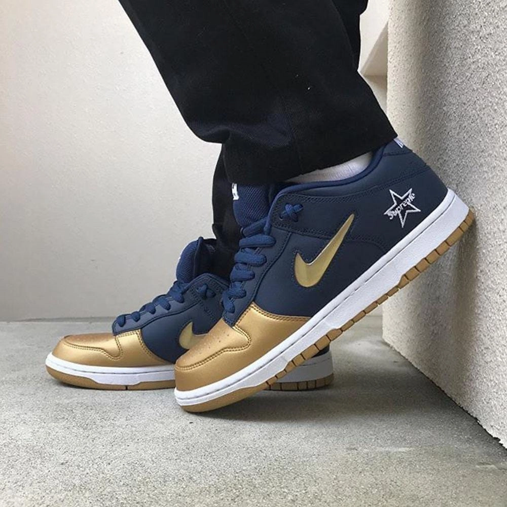 Supreme x Nike Dunk SB Low QS 'Metallic Gold' Nike SB skateboarding shoes