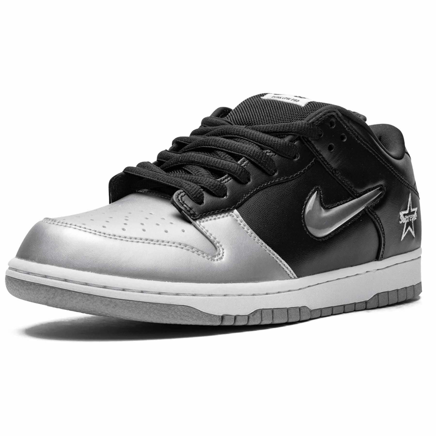 Supreme x Nike Dunk SB Low QS 'Metallic Silver' Nike SB skateboarding shoes